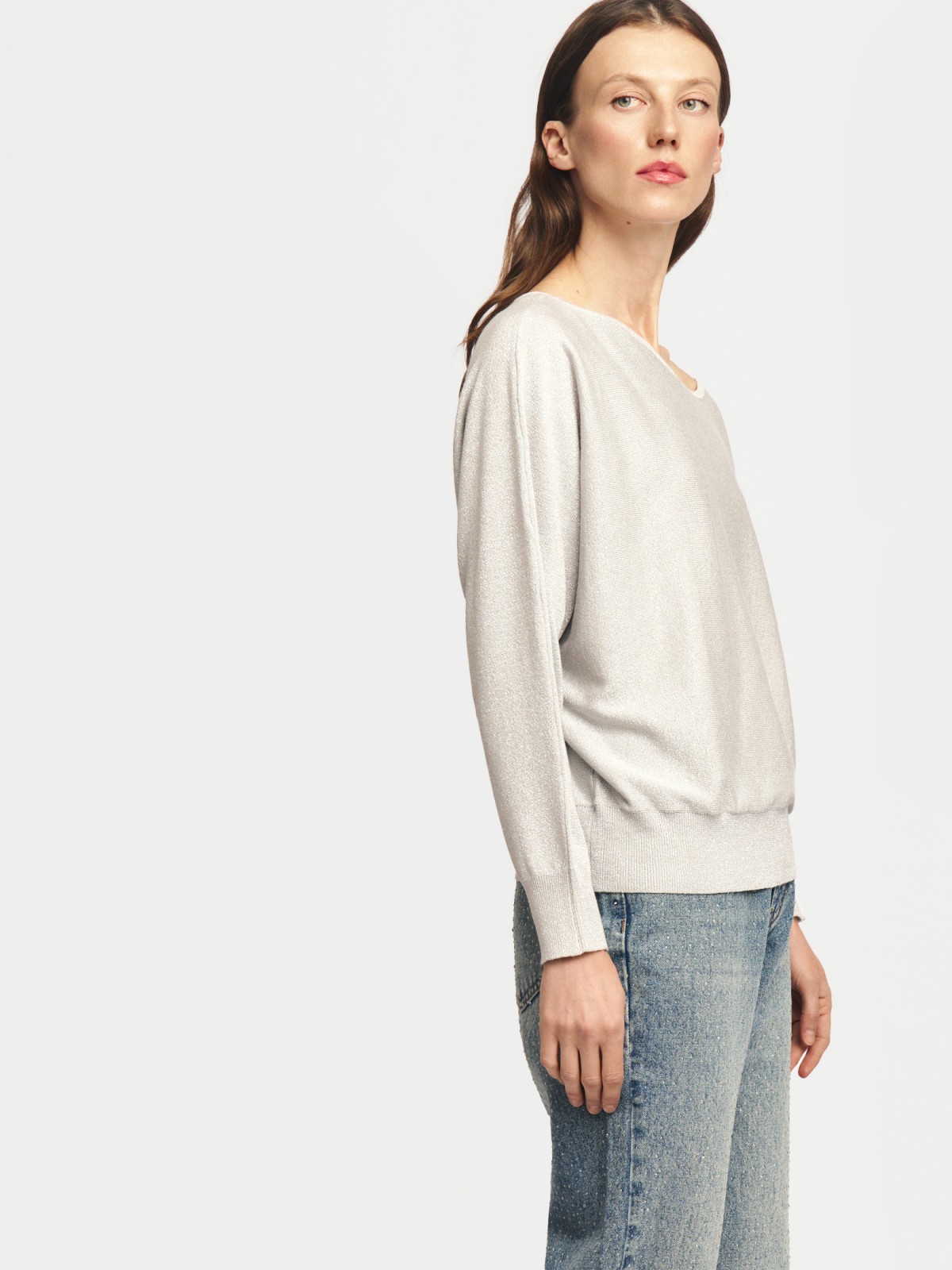 Трикотажный джемпер с люрексом и вырезом на плечо