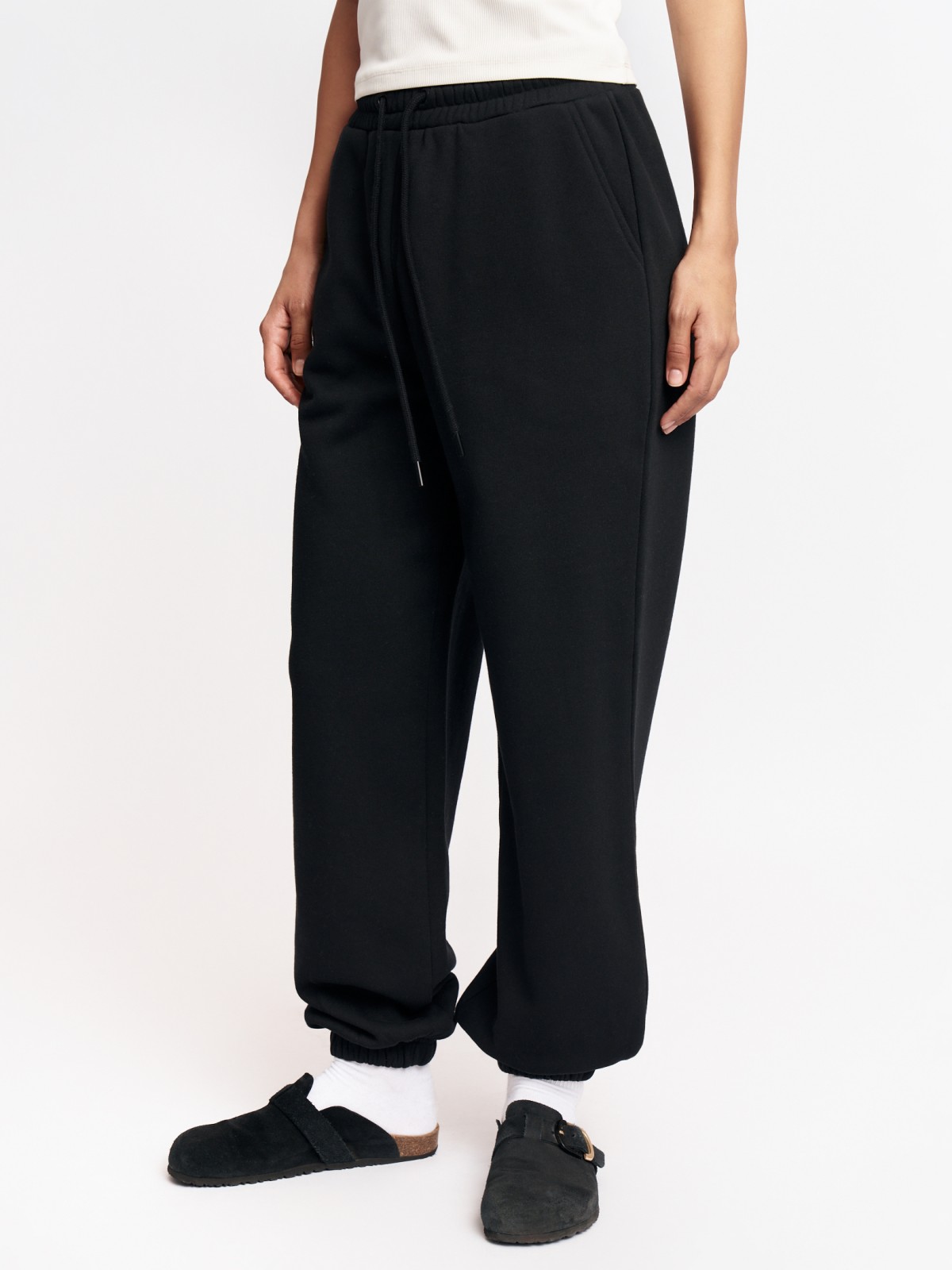 Утеплённые брюки-джоггеры на резинке