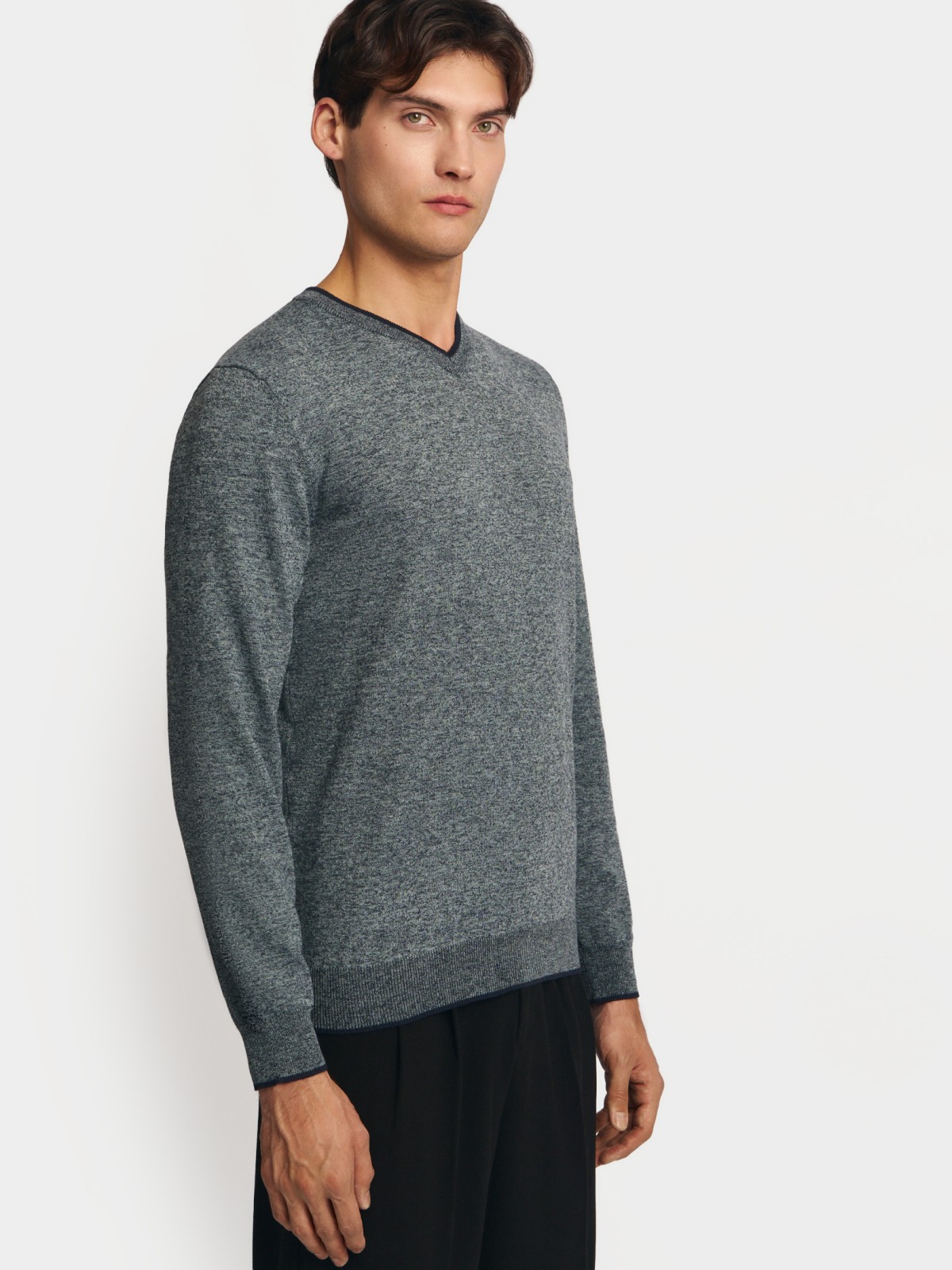 Тонкий трикотажный джемпер с вырезом