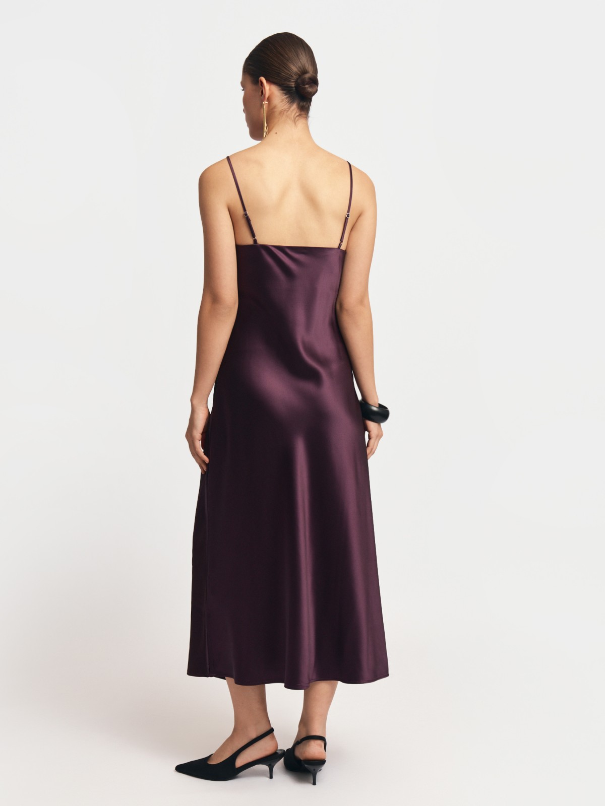 Атласное платье-комбинация миди на бретельках