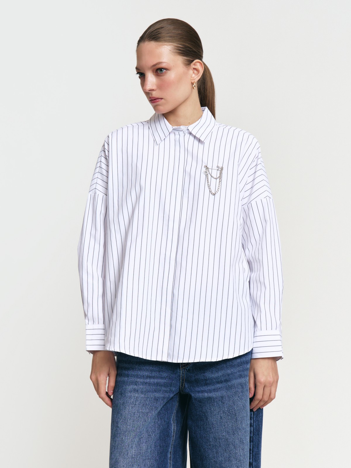 Офисная рубашка в полоску с декоративной брошью