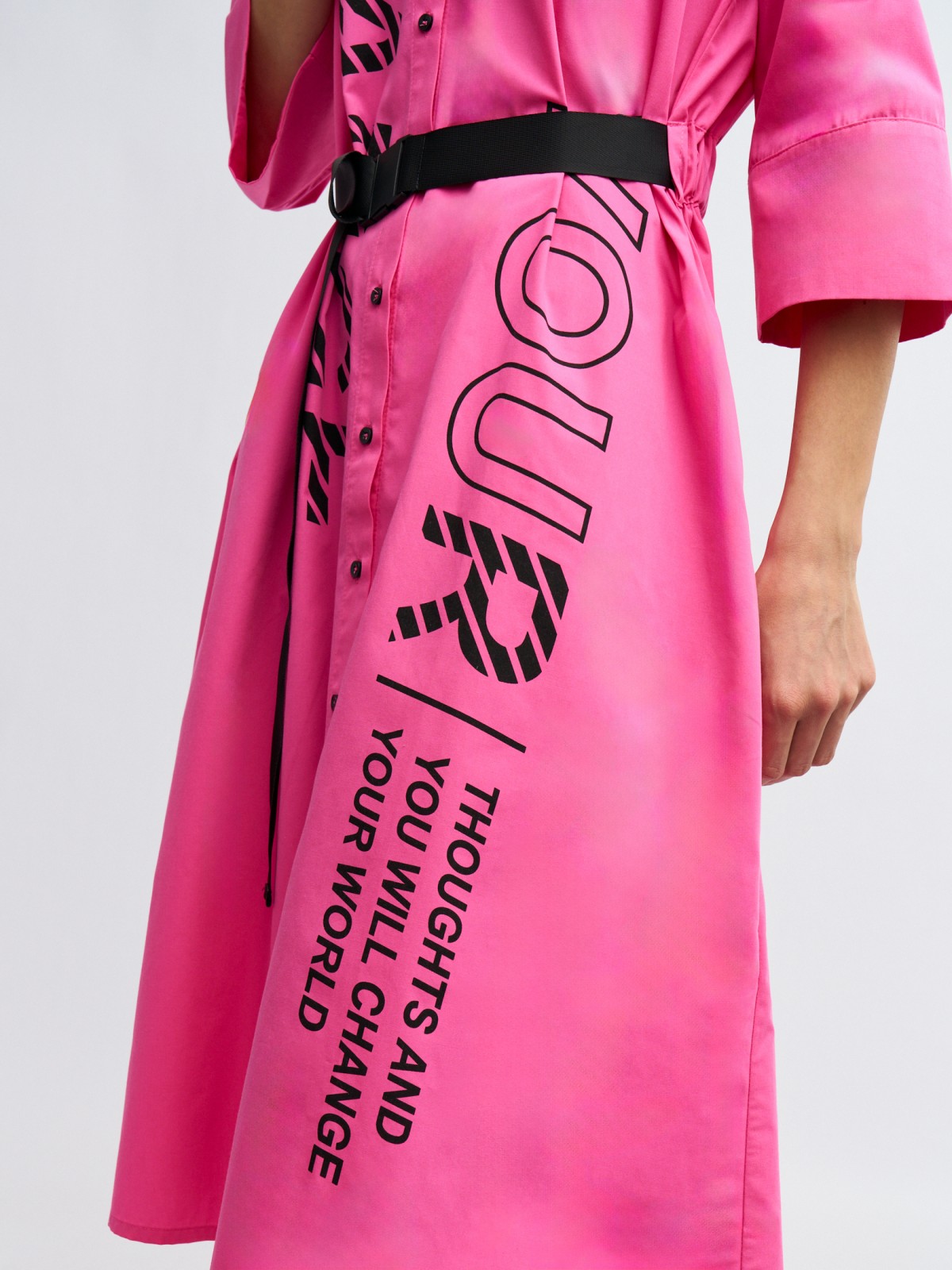 Платье-рубашка миди с надписями и ремнём