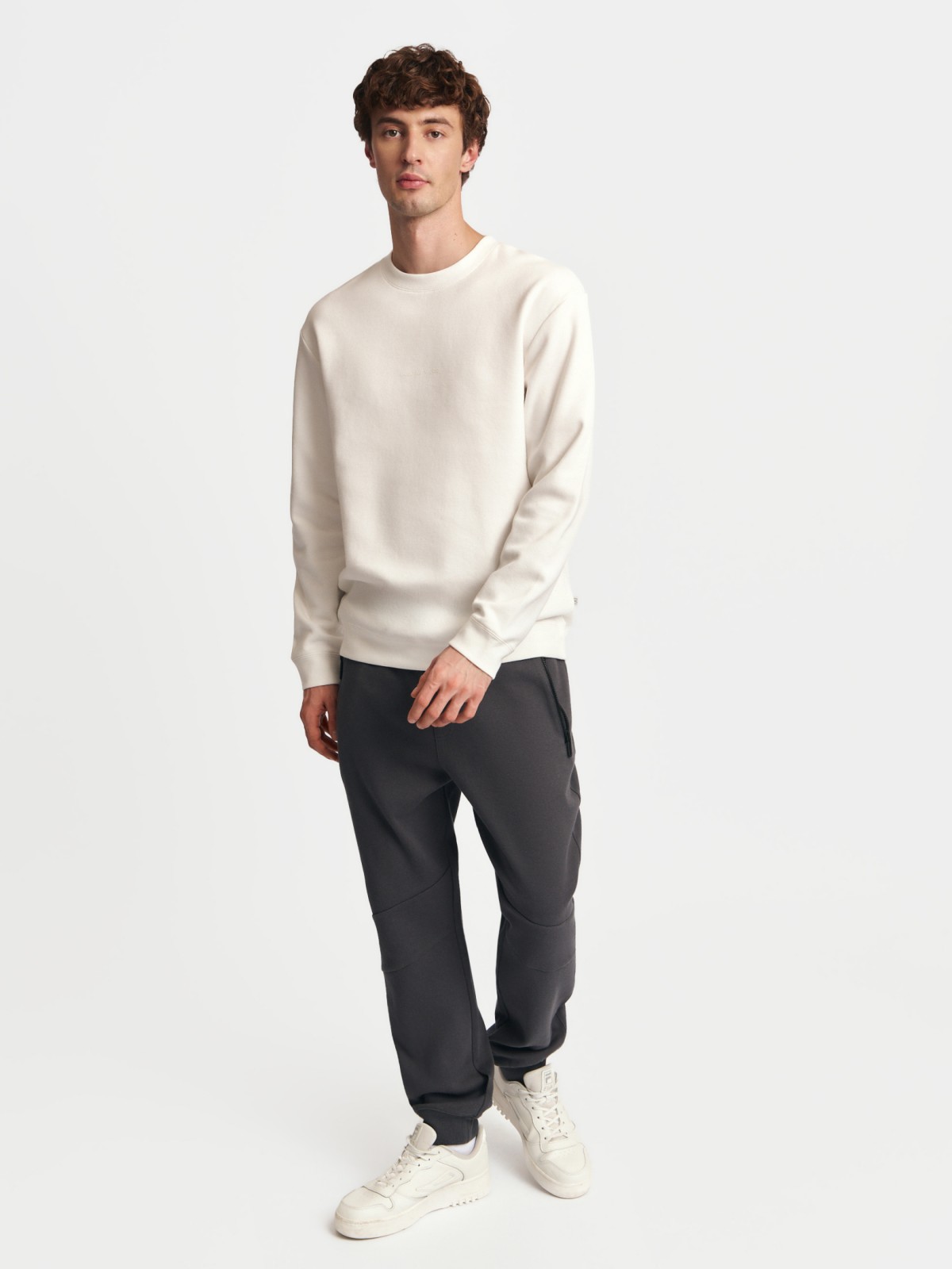 Свитшот прямого кроя с длинным рукавом