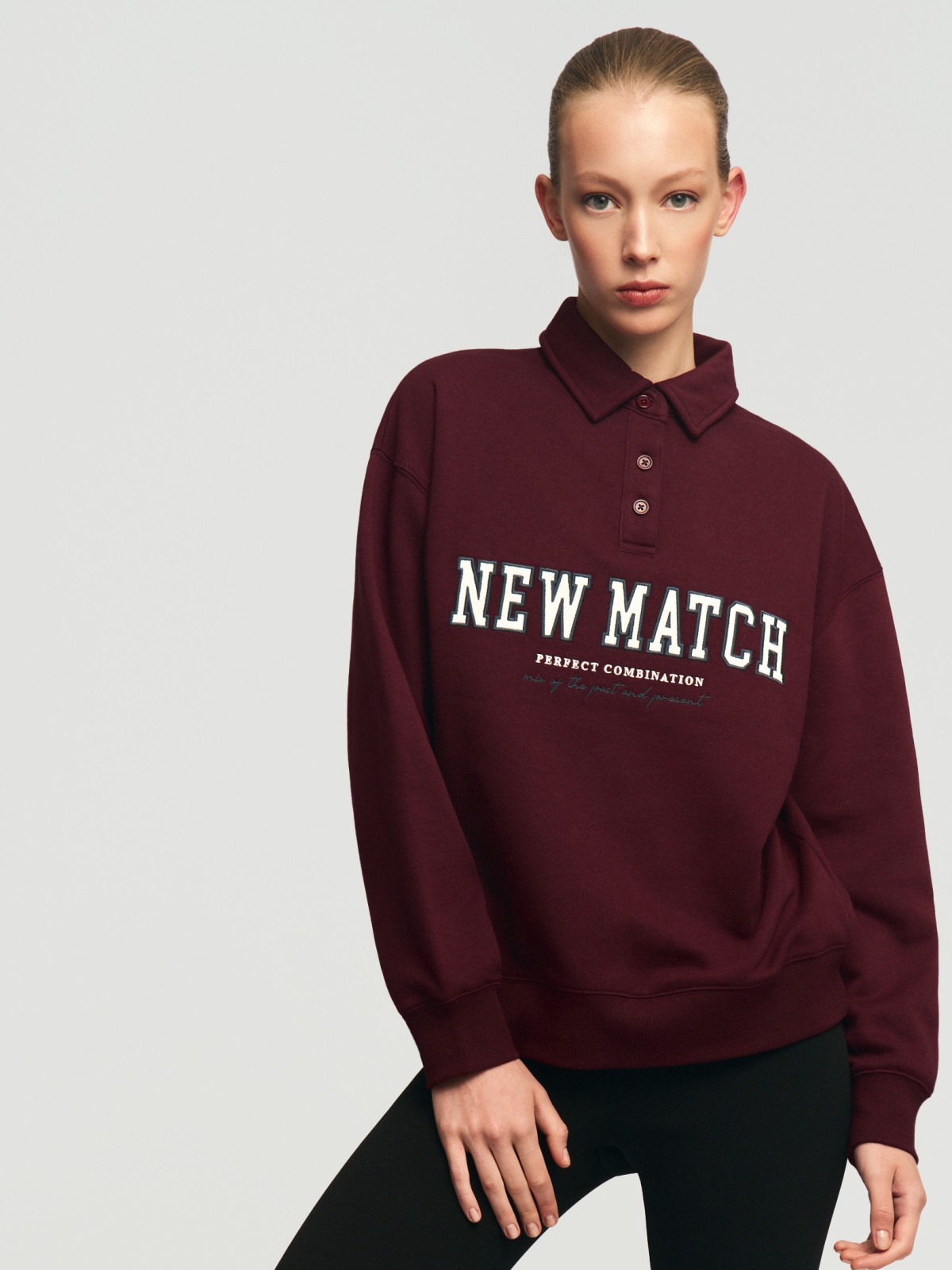 Утеплённый свитшот с воротником поло и надписью