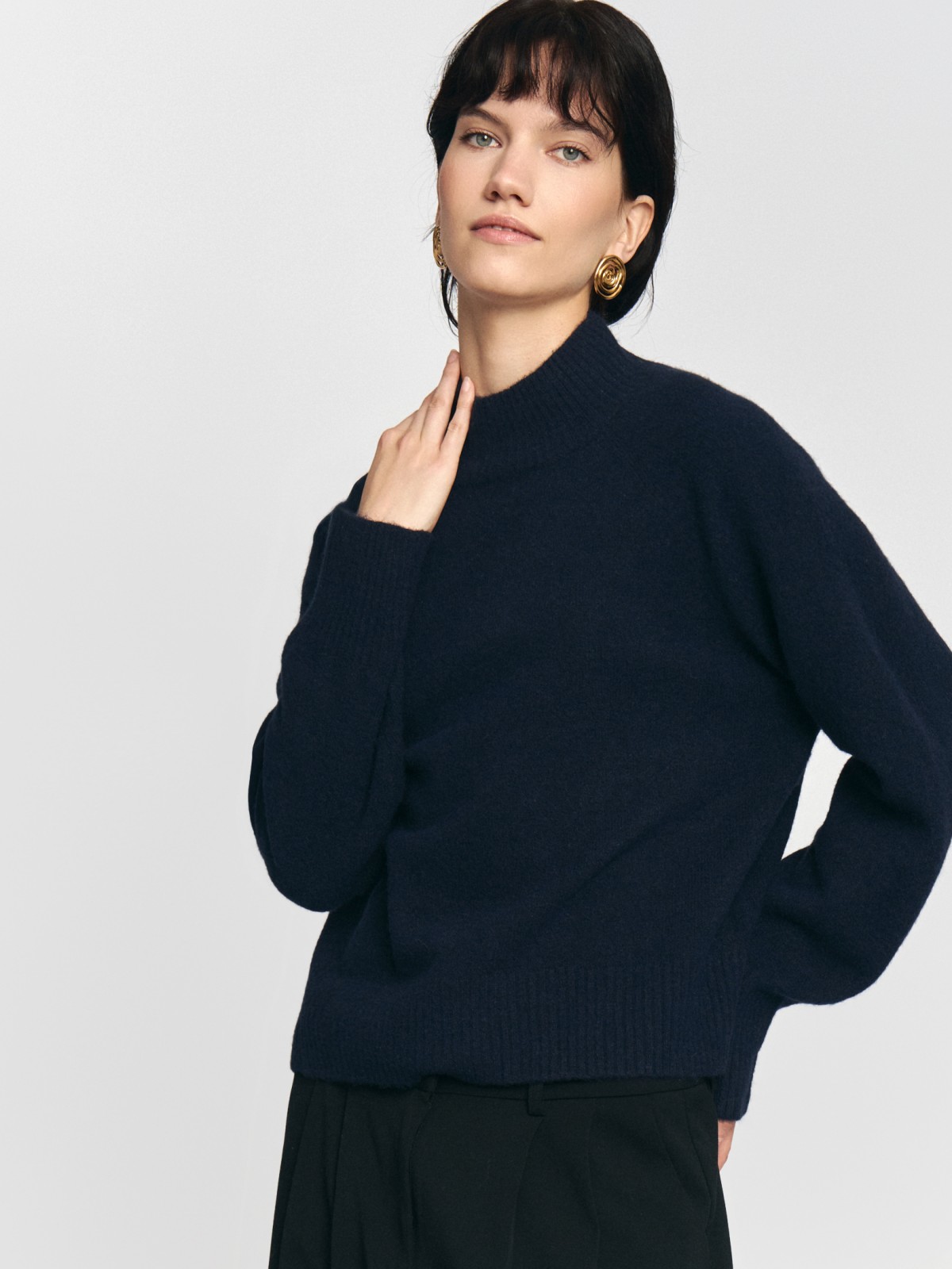 Вязаный свитер с воротником-стойкой