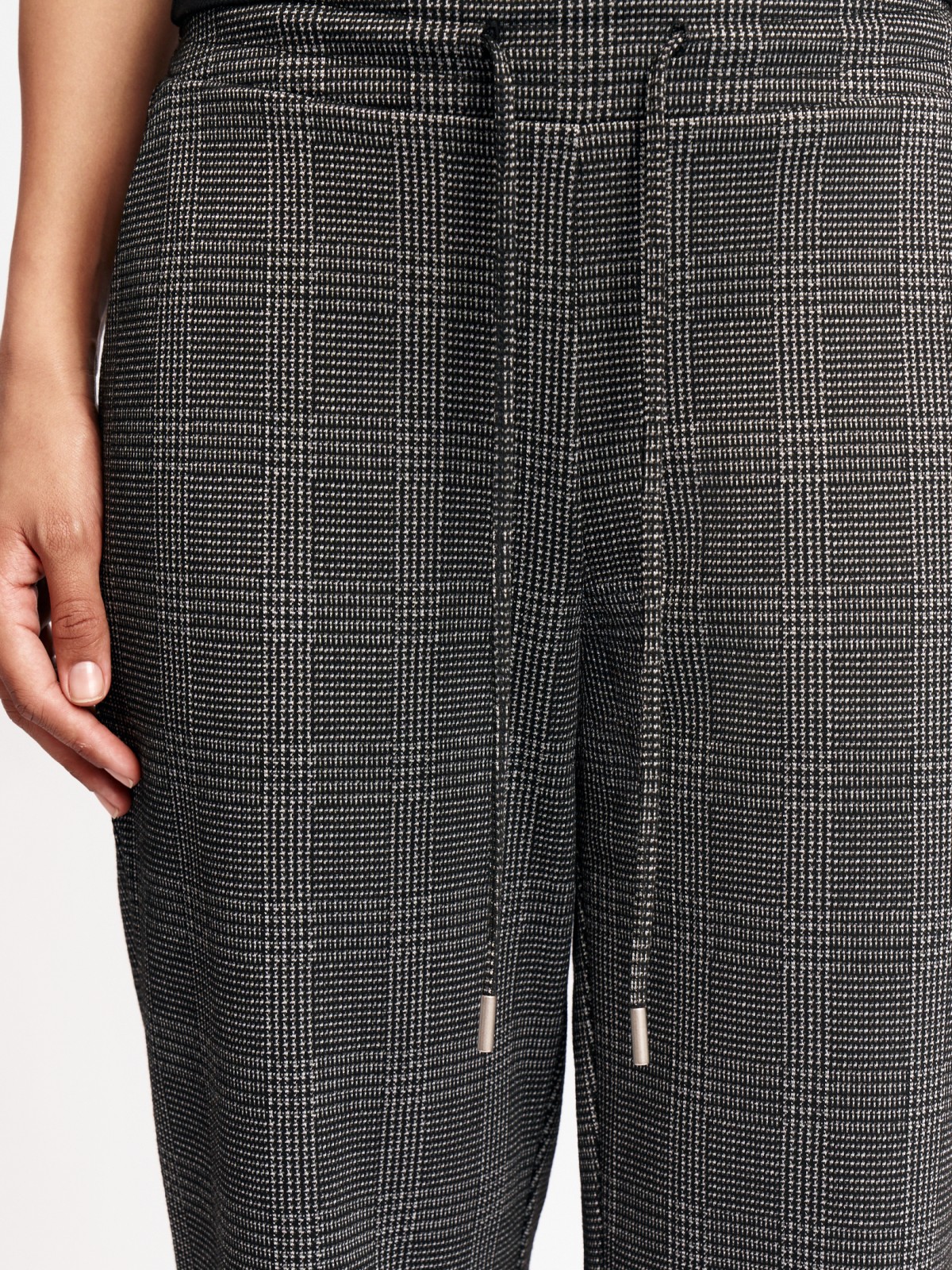 Брюки фасона Carrot на резинке в клетку