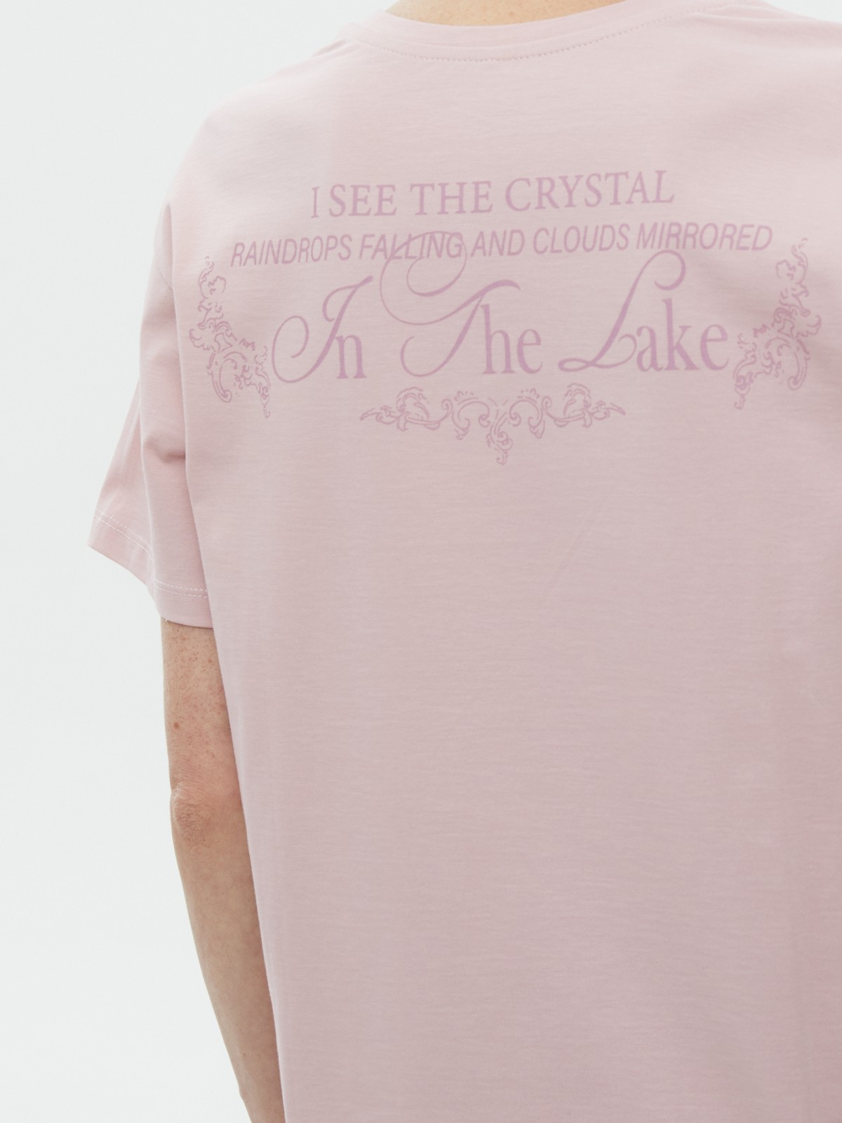 Футболка из хлопка с надписью на спине