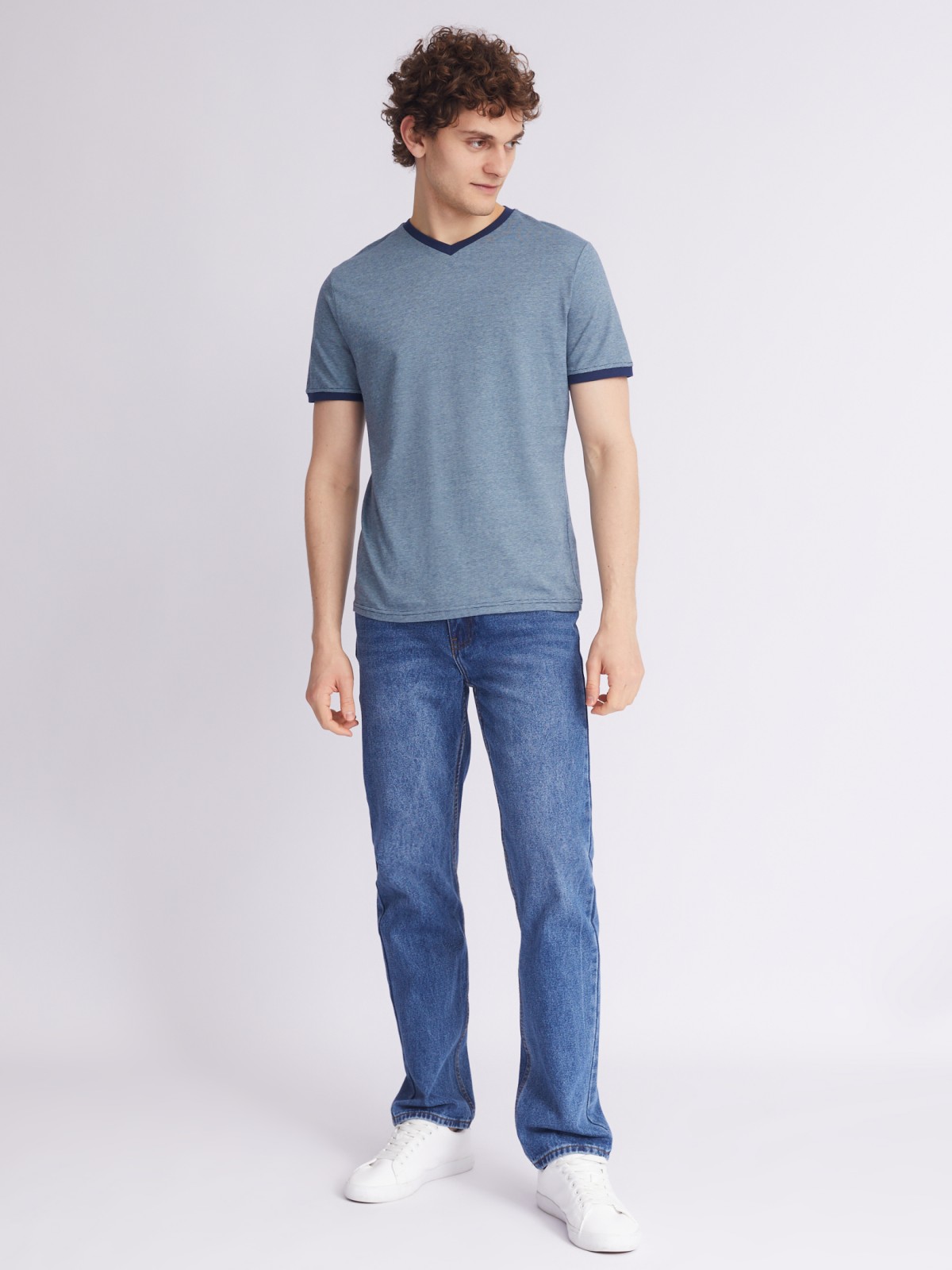 Футболка в полоску с треугольным вырезом