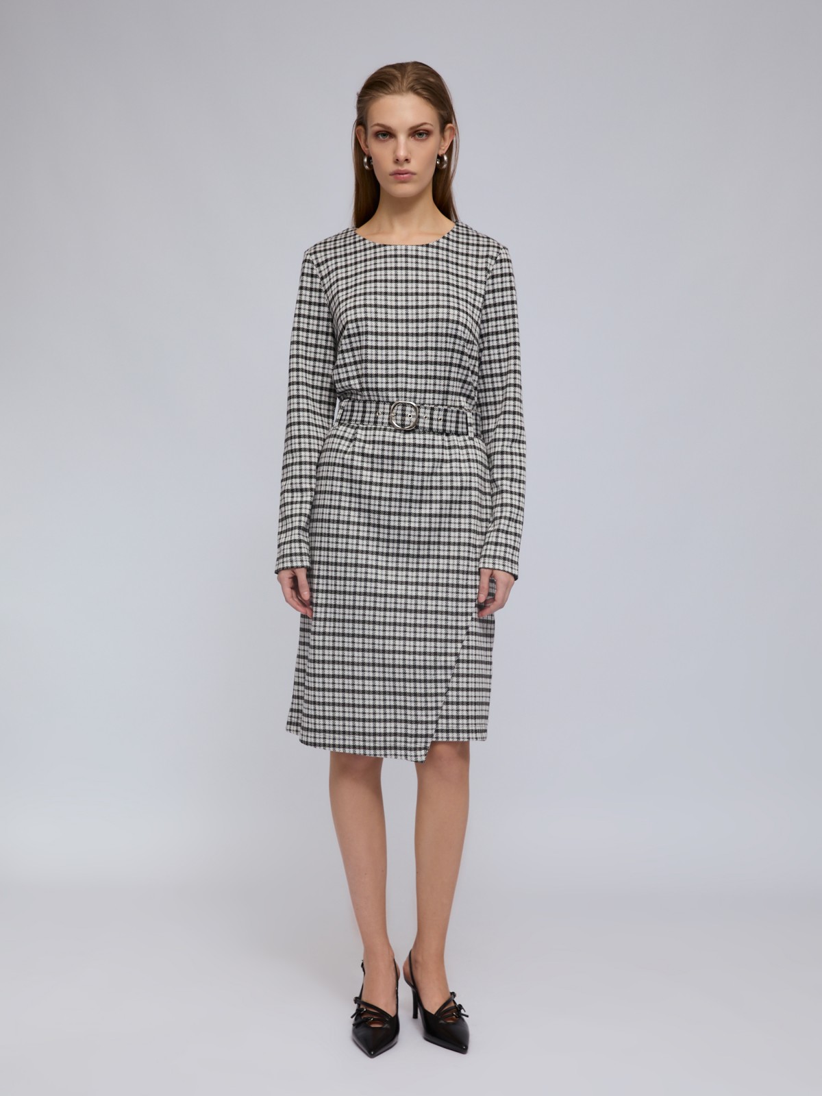 Трикотажное платье с ассиметричным запахом и ремнём