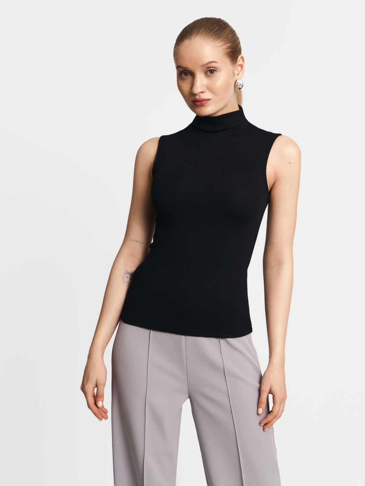 Топ с горлом без рукавов