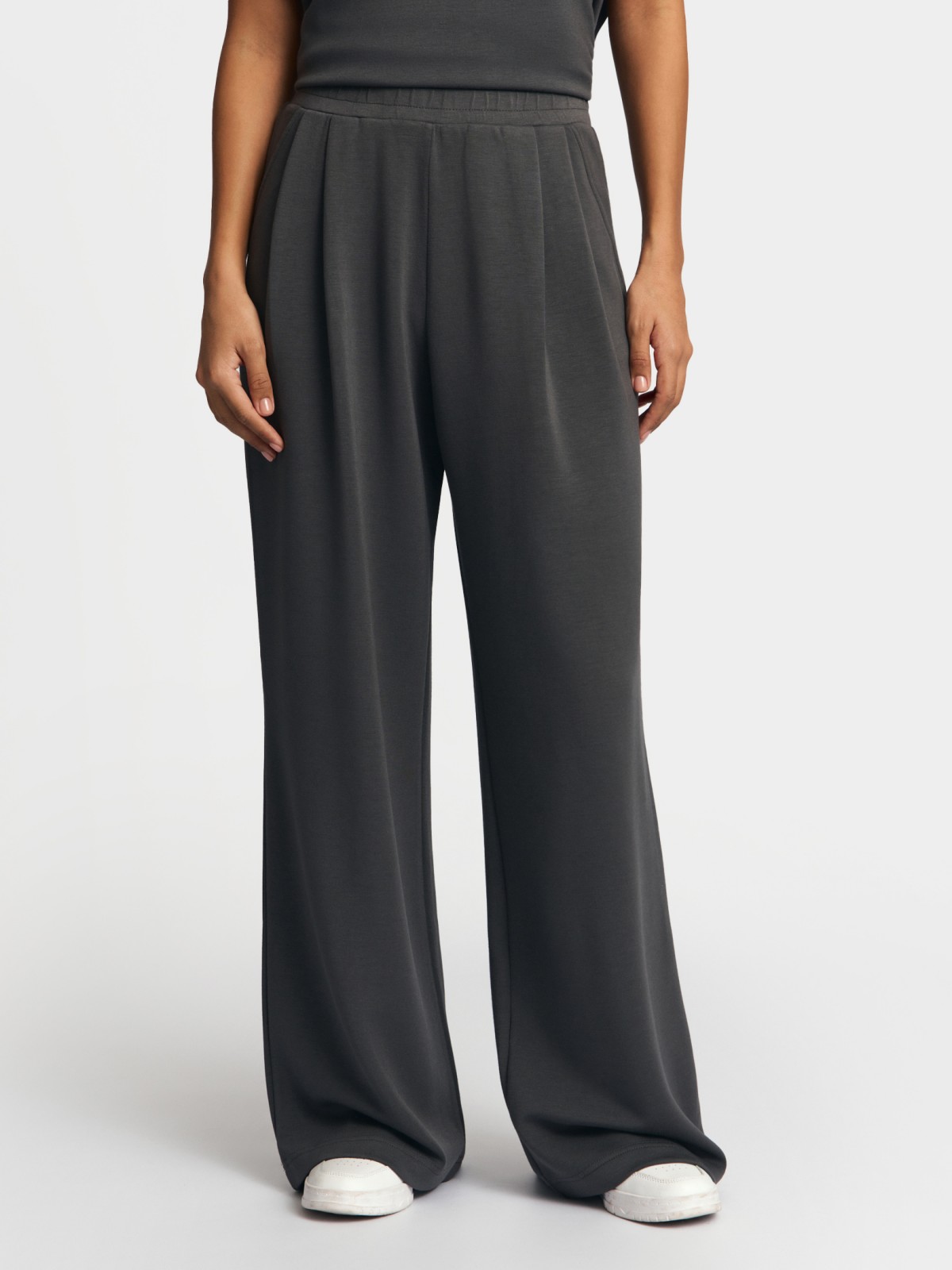 Трикотажные брюки на резинке