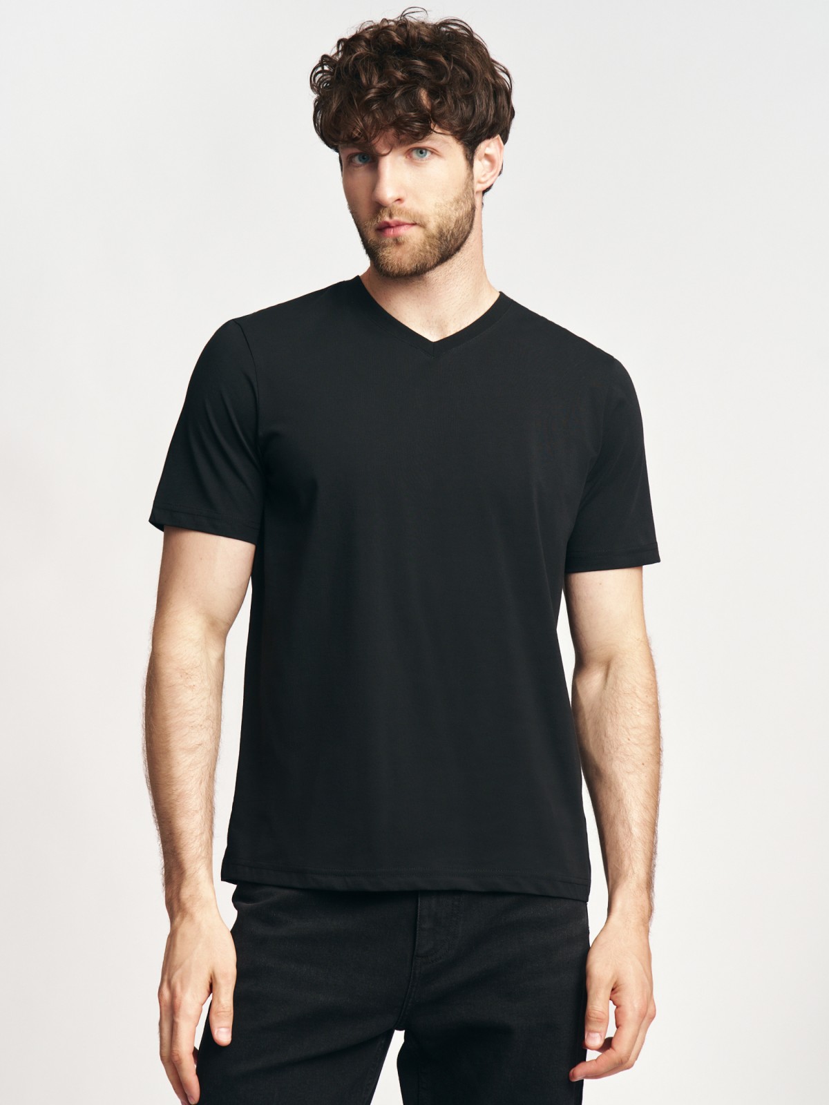 Футболка из хлопка с треугольным вырезом