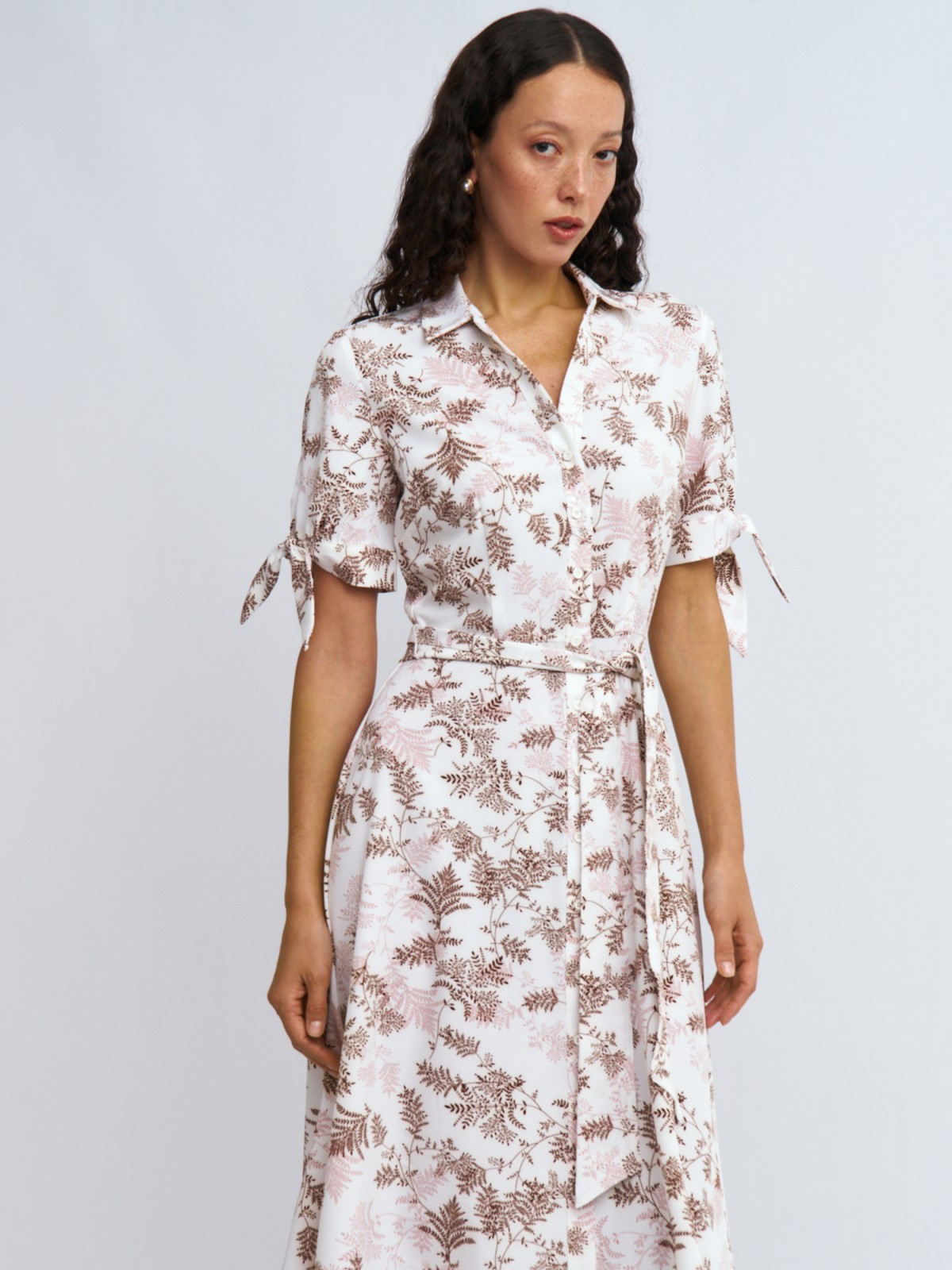 Платье-рубашка длины миди с поясом и принтом