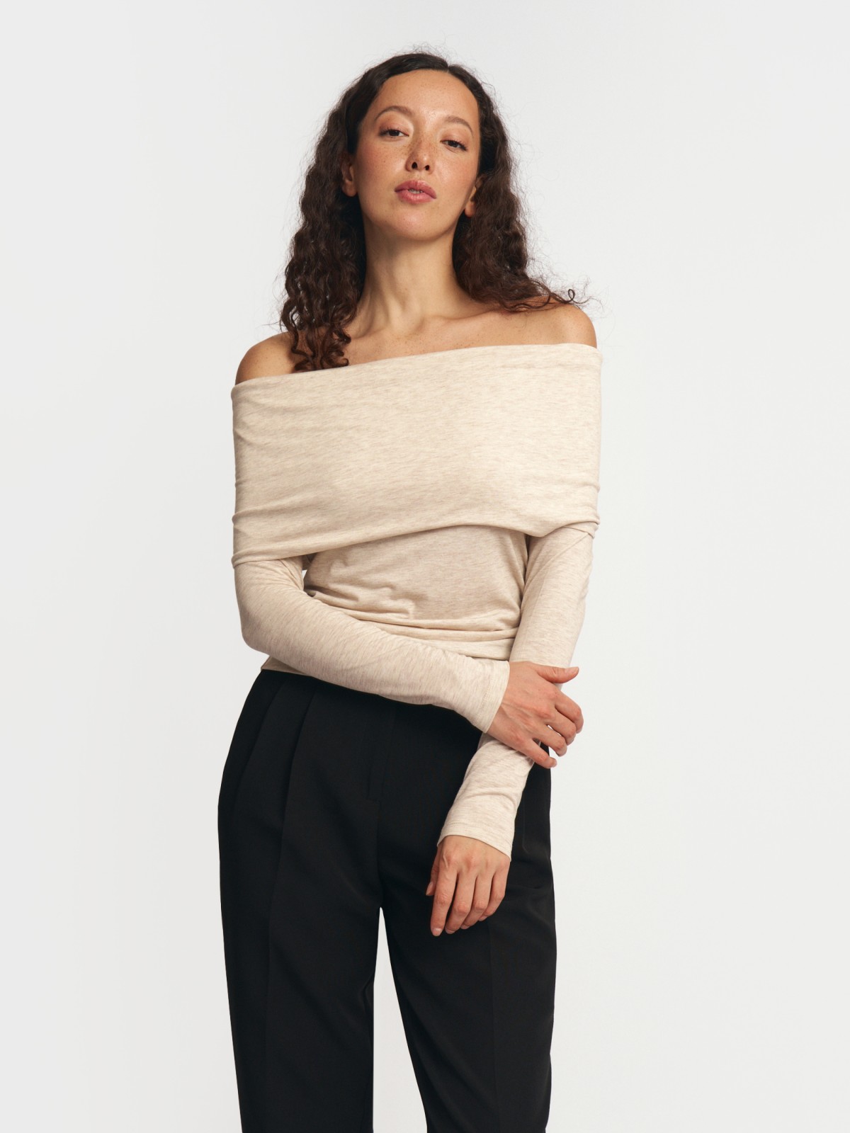 Трикотажный джемпер с открытыми плечами