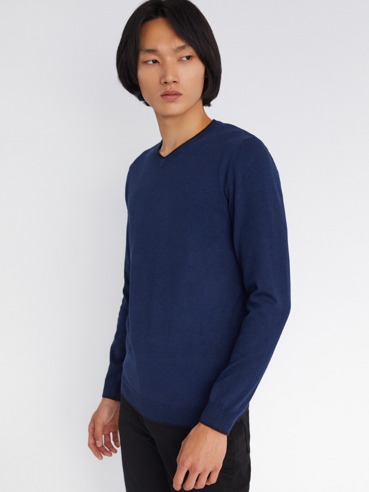 Тонкий трикотажный пуловер с треугольным вырезом и длинным рукавом zolla 213336165022, цвет синий, размер M - фото 4