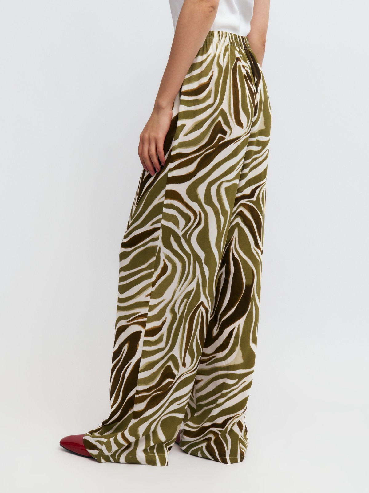 Широкие прямые брюки на резинке в полоску