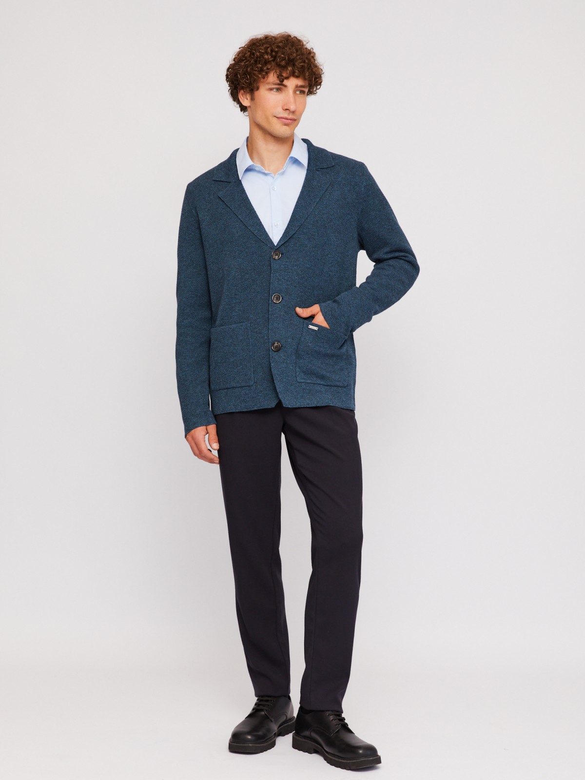 Вязаный кардиган на пуговицах с воротником и накладными карманами