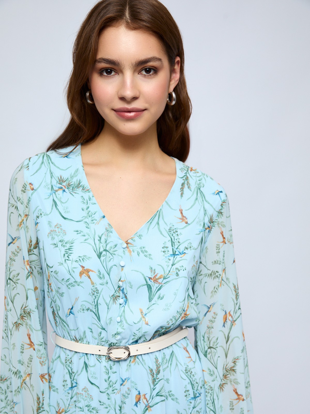 Шифоновое платье мини с вырезом и ремнём