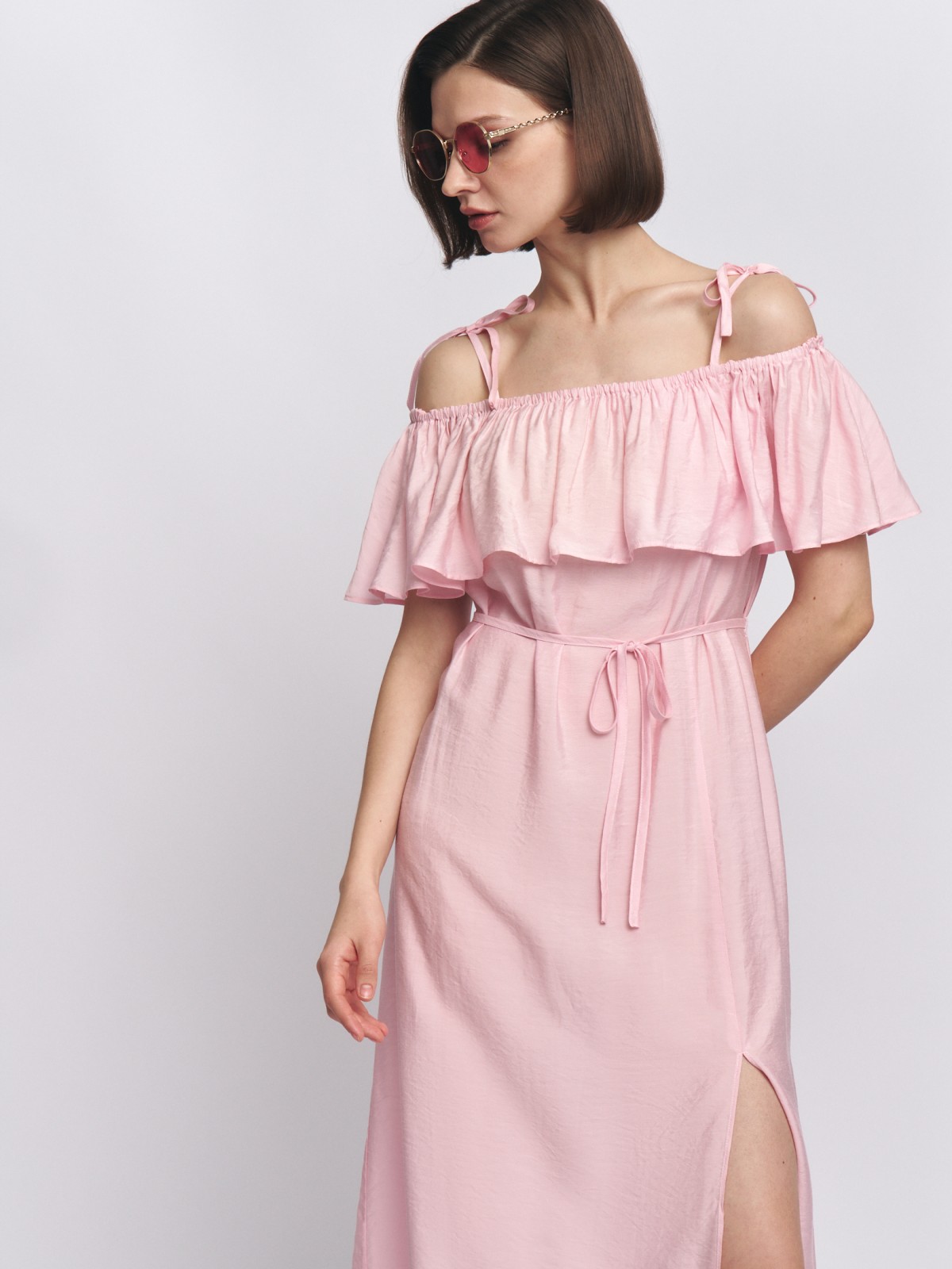 Платье-сарафан с открытыми плечами и разрезом