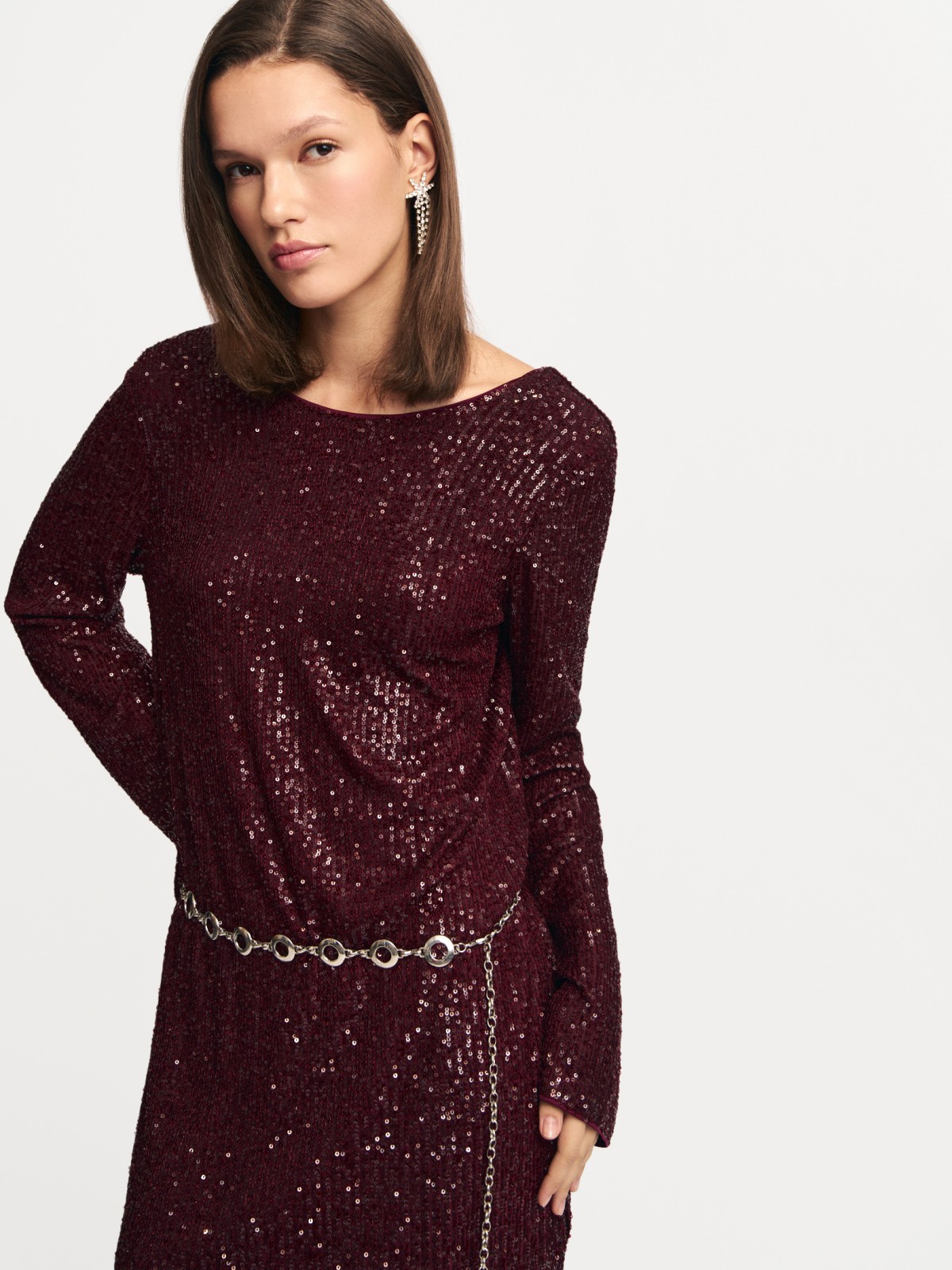 Платье мини с пайетками и вырезом на спине