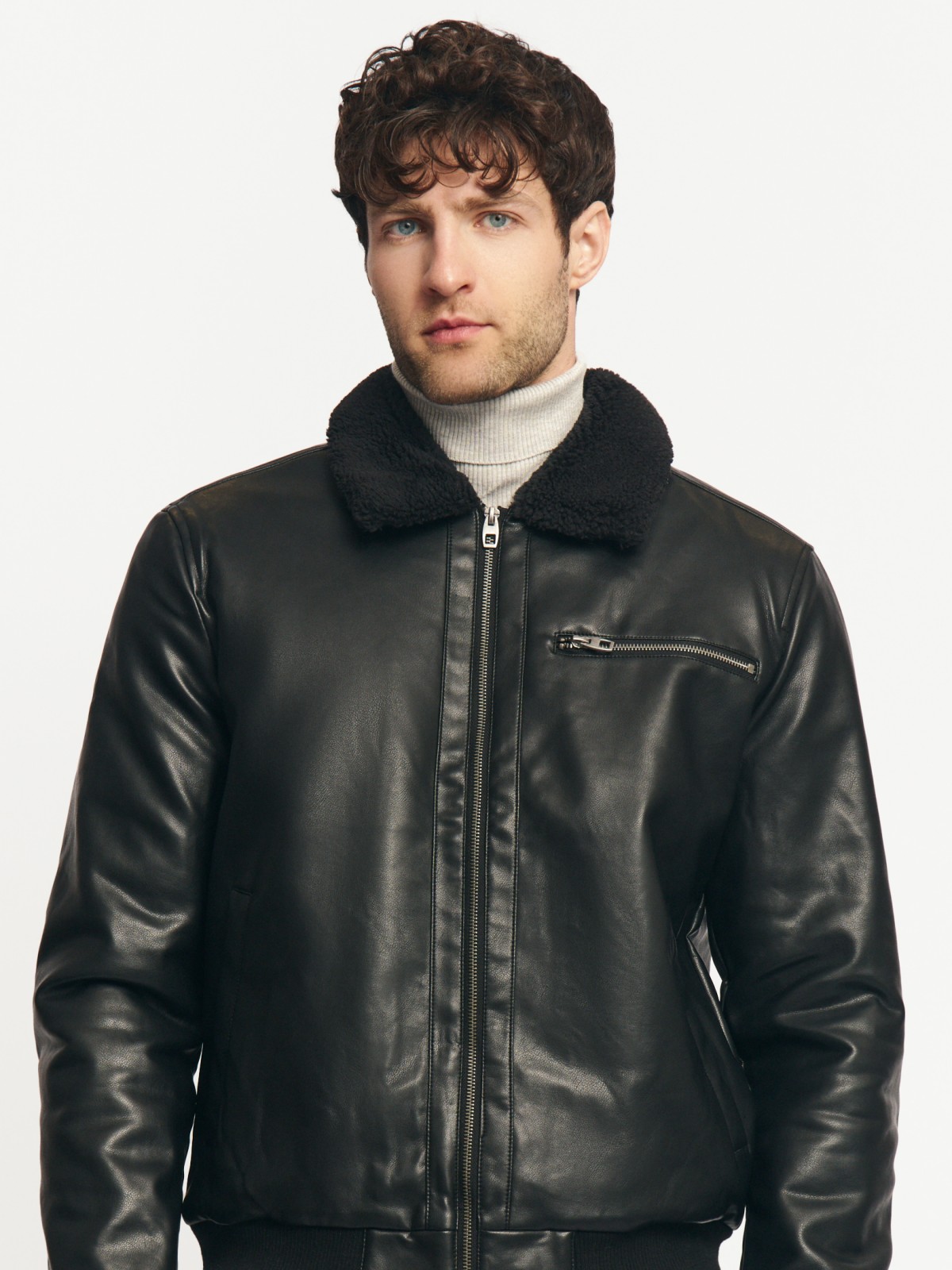 Тёплая куртка-бомбер из экокожи 3599₽