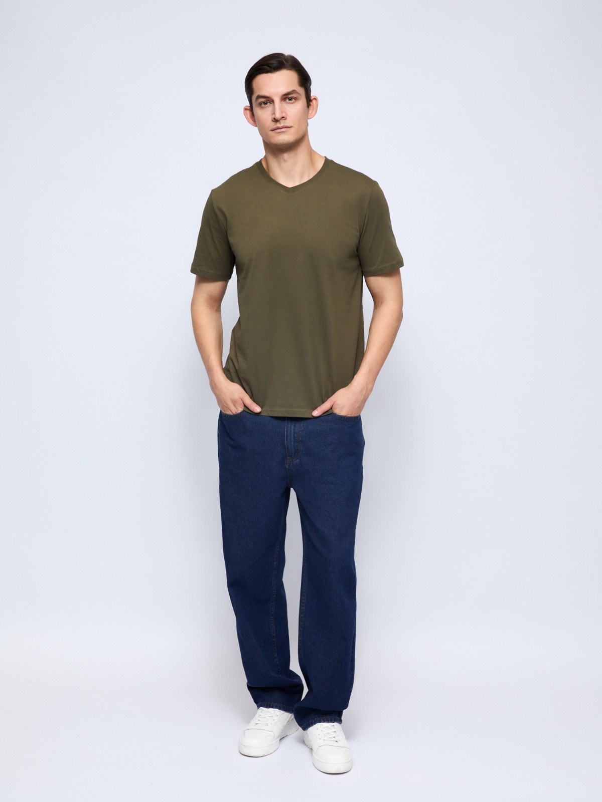 Футболка из хлопка с треугольным вырезом