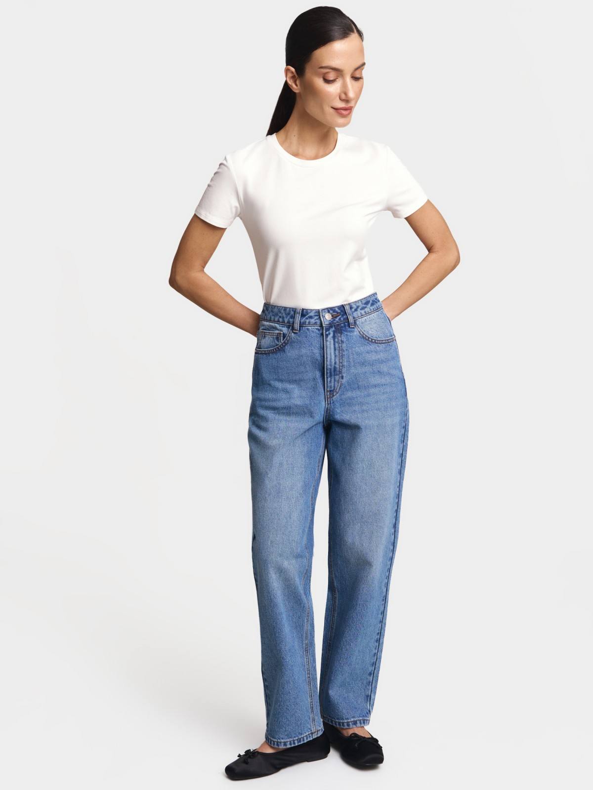 Джинсы силуэта Mom с высокой посадкой