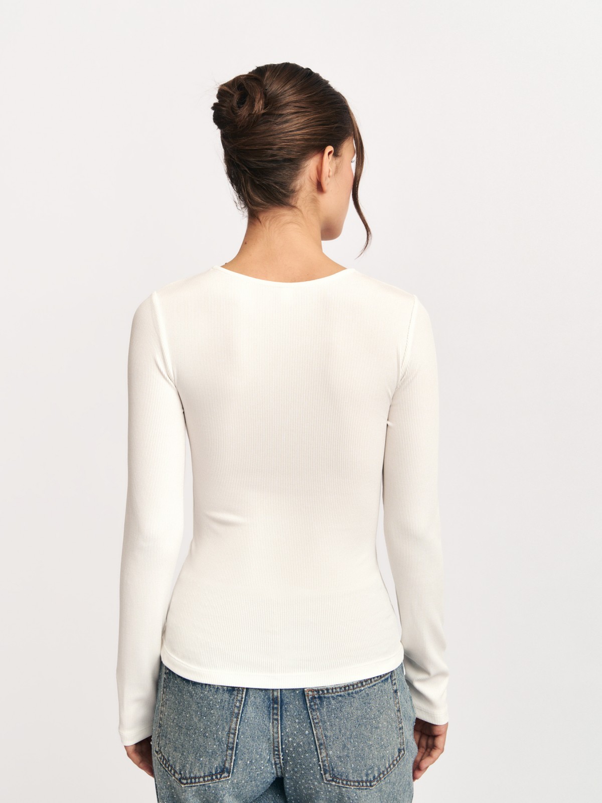 Блузка-лонгслив с вырезом и акцентной шнуровкой на груди