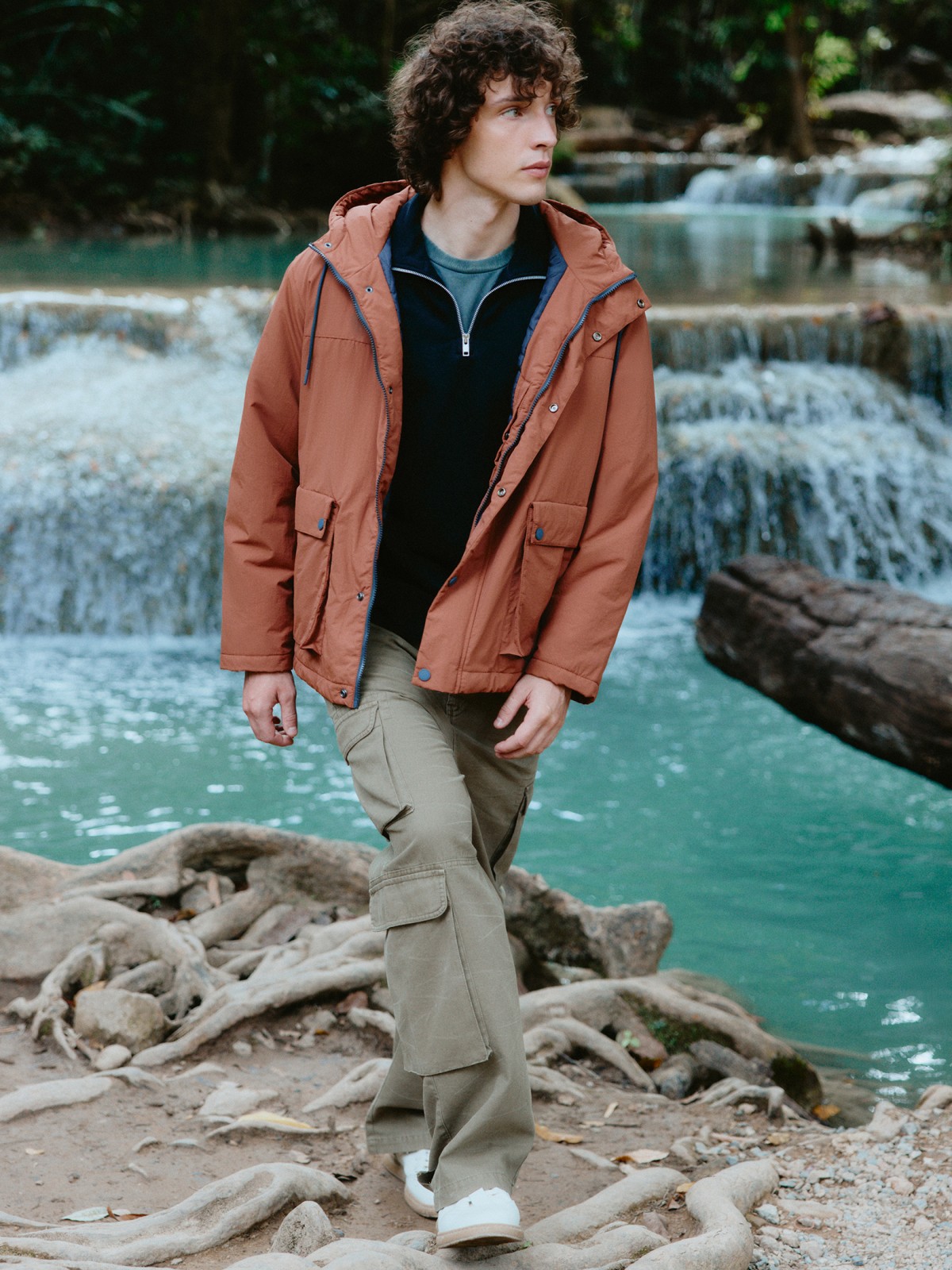 Тёплая куртка с капюшоном на синтепоне