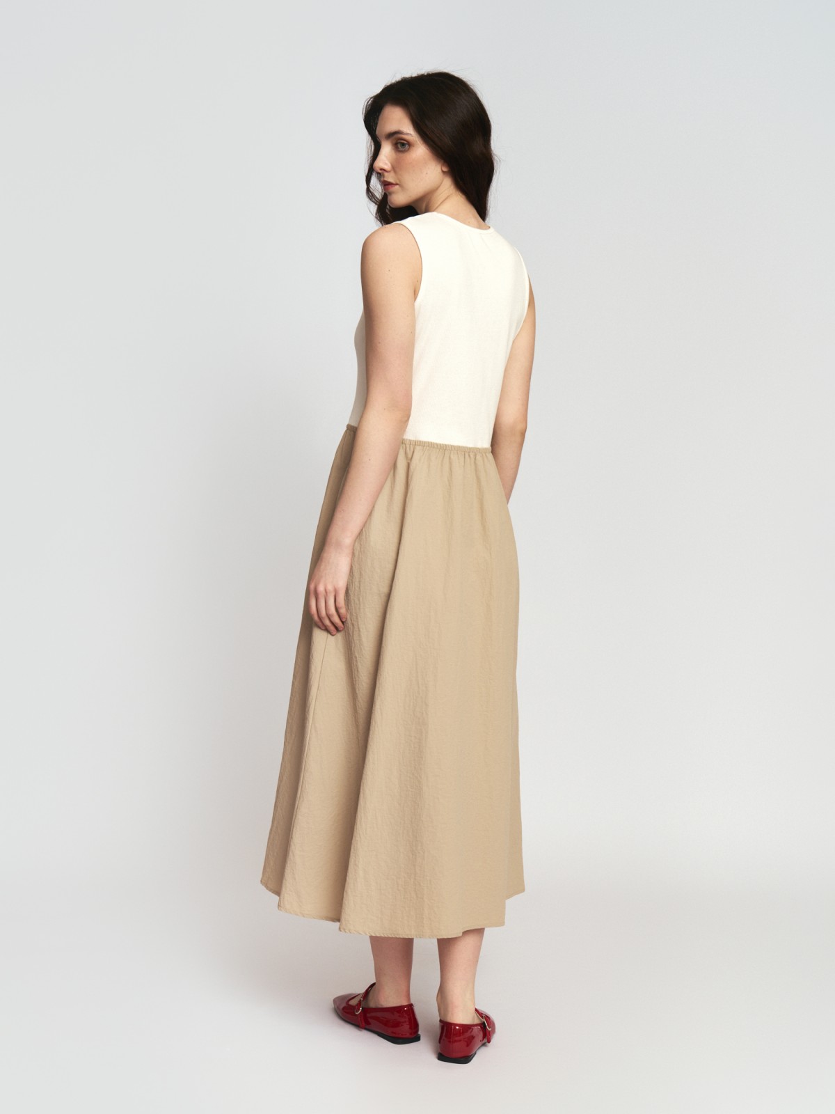 Комбинированное платье миди без рукавов