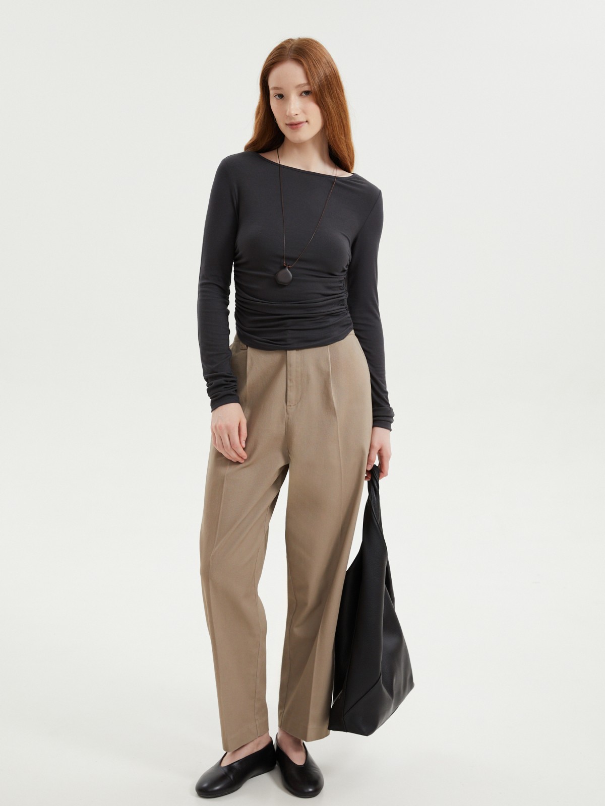 Брюки фасона Carrot на резинке со стрелками