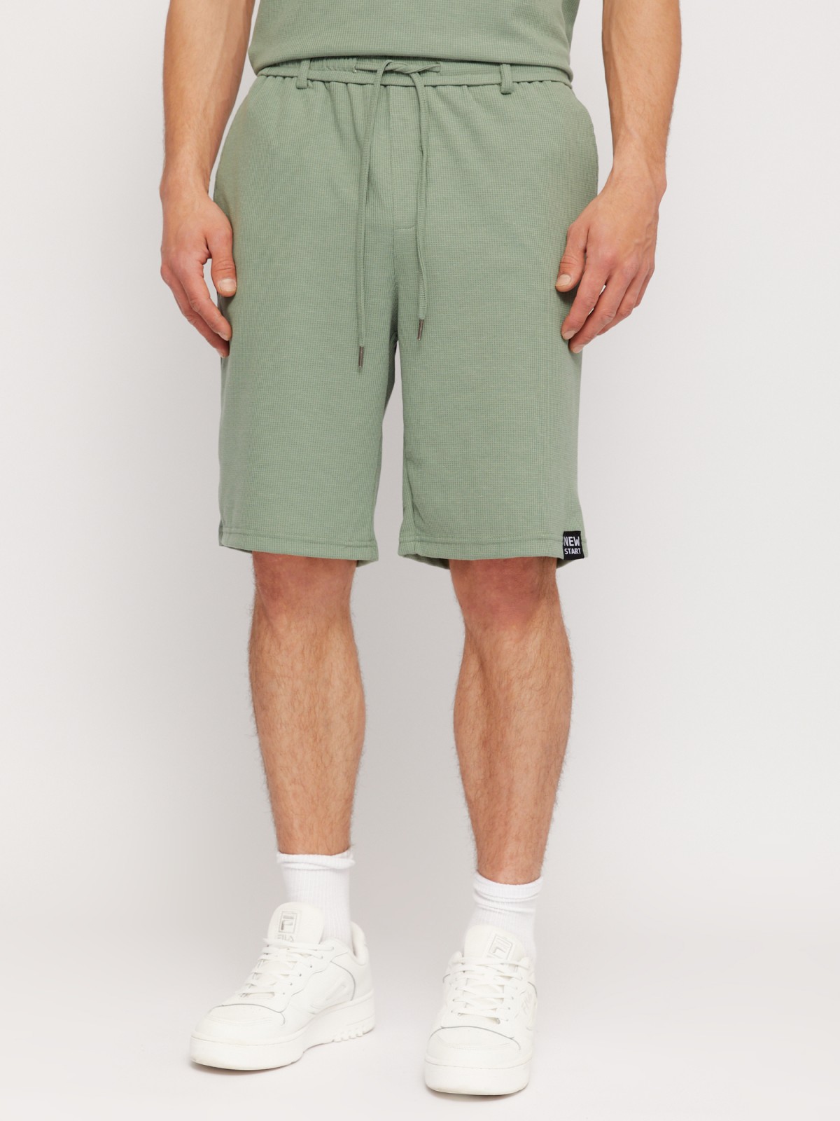 Трикотажные шорты на резинке