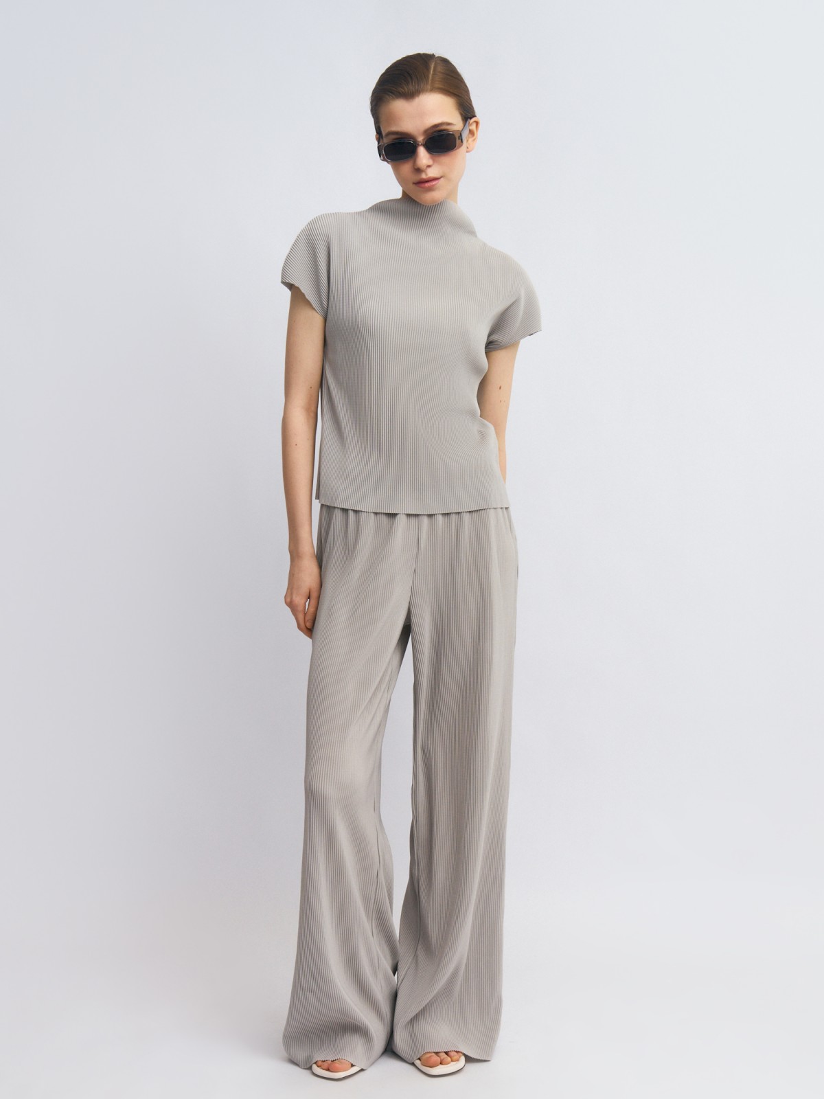 Широкие брюки из фактурной ткани на резинке