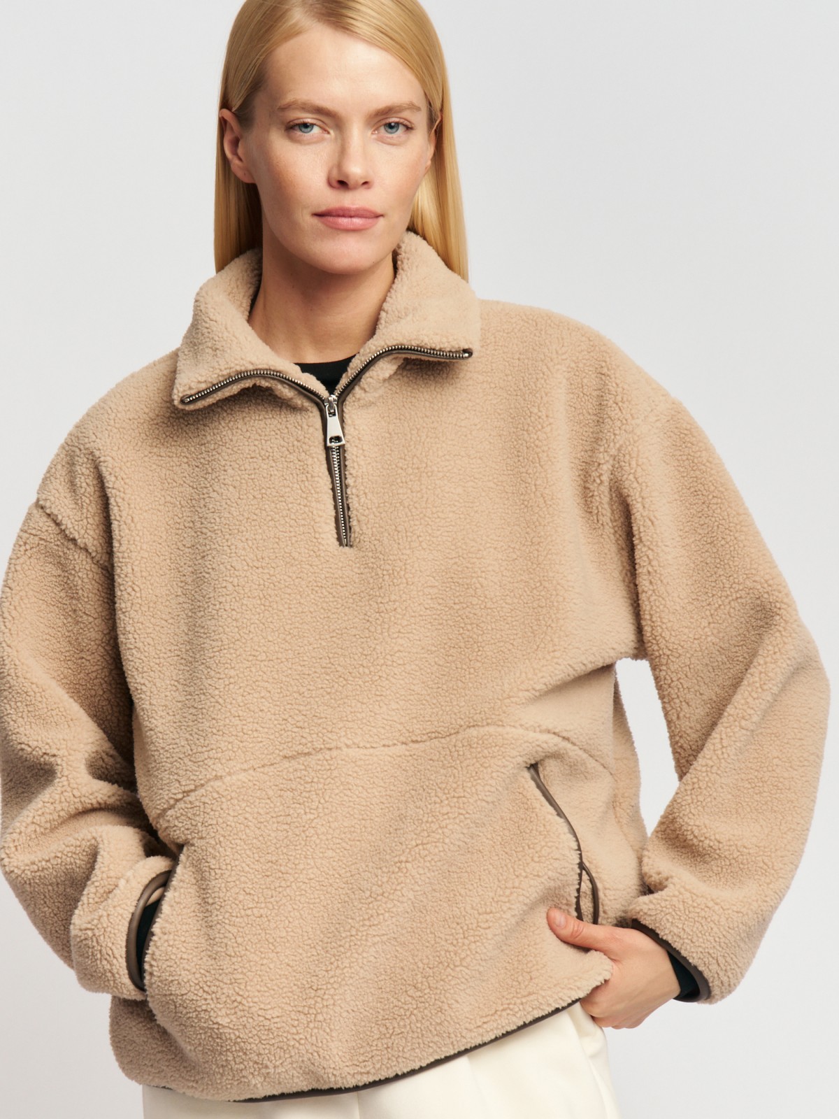 Свитшот из экомеха с воротником-стойкой на молнии