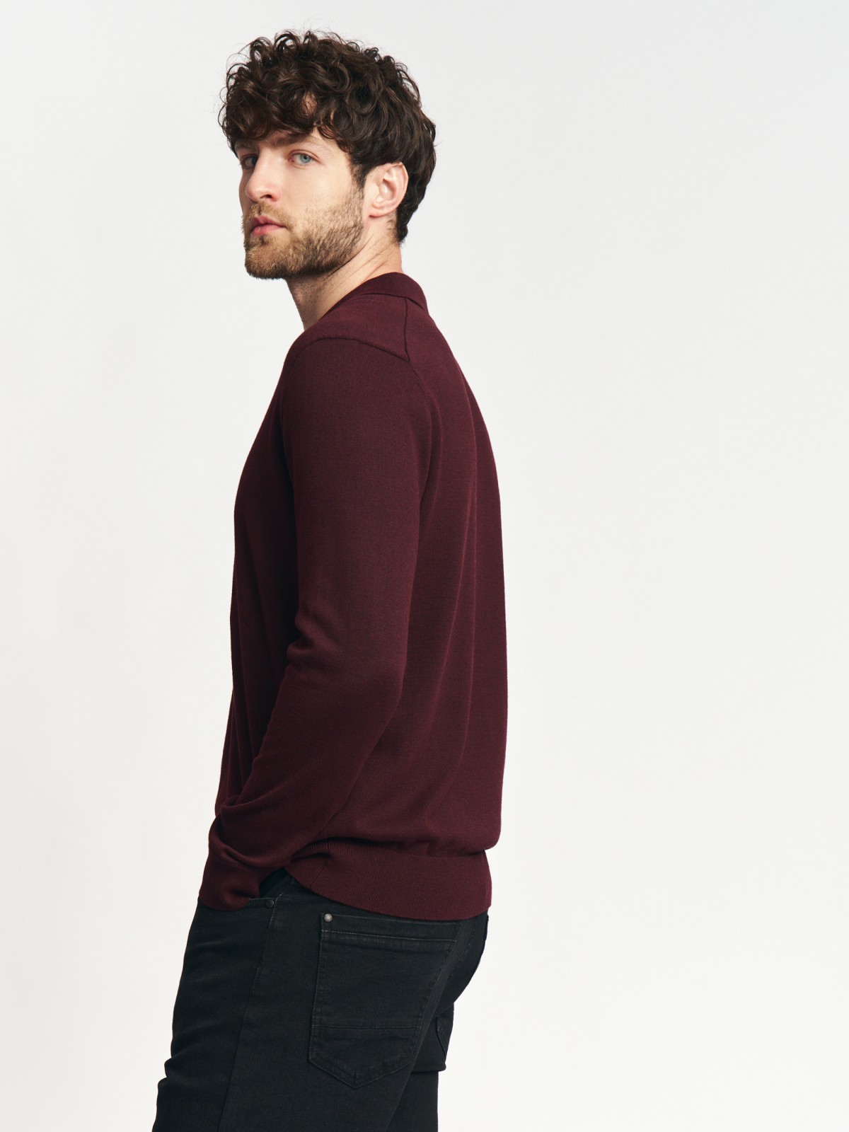 Тонкий трикотажный джемпер с воротником поло