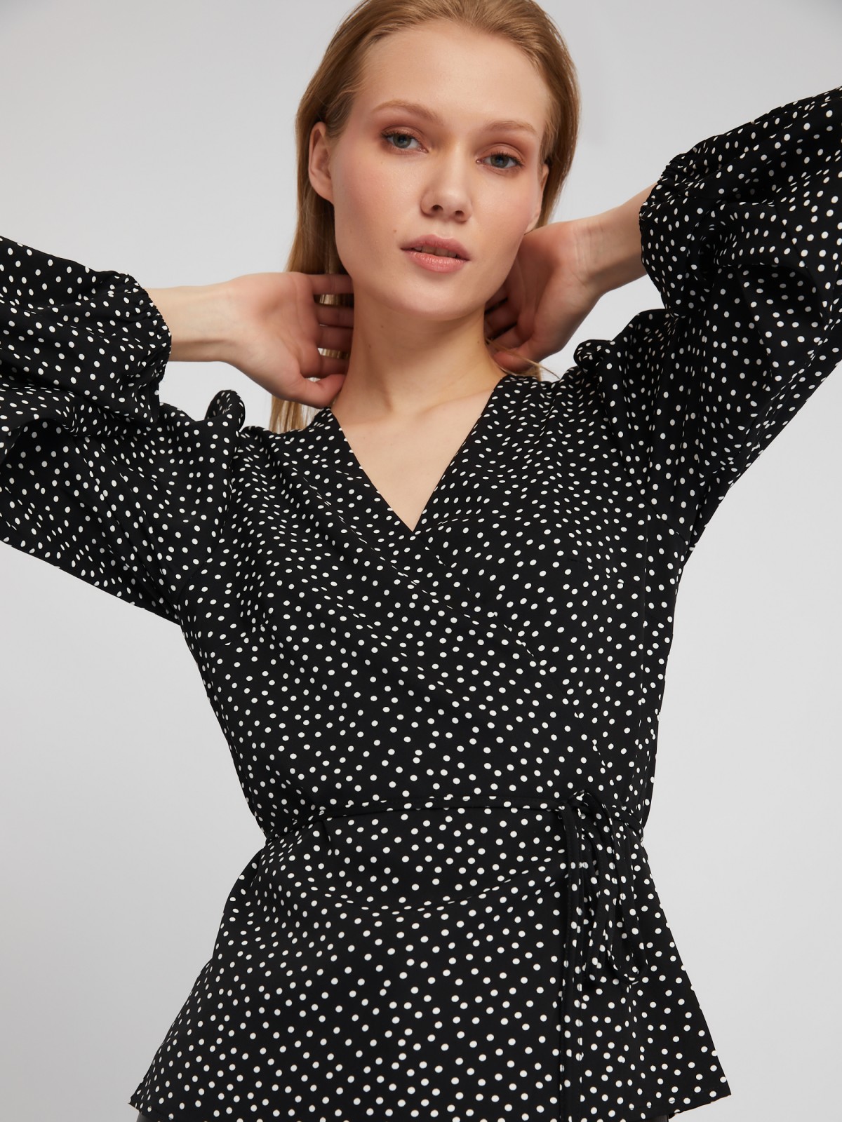 Блузка на запах с объёмным рукавом и принтом в горошек zolla 024111159191, цвет черный, размер XS - фото 3