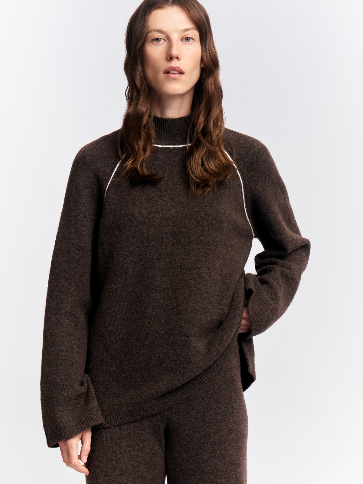 Вязаный свитер с горлом