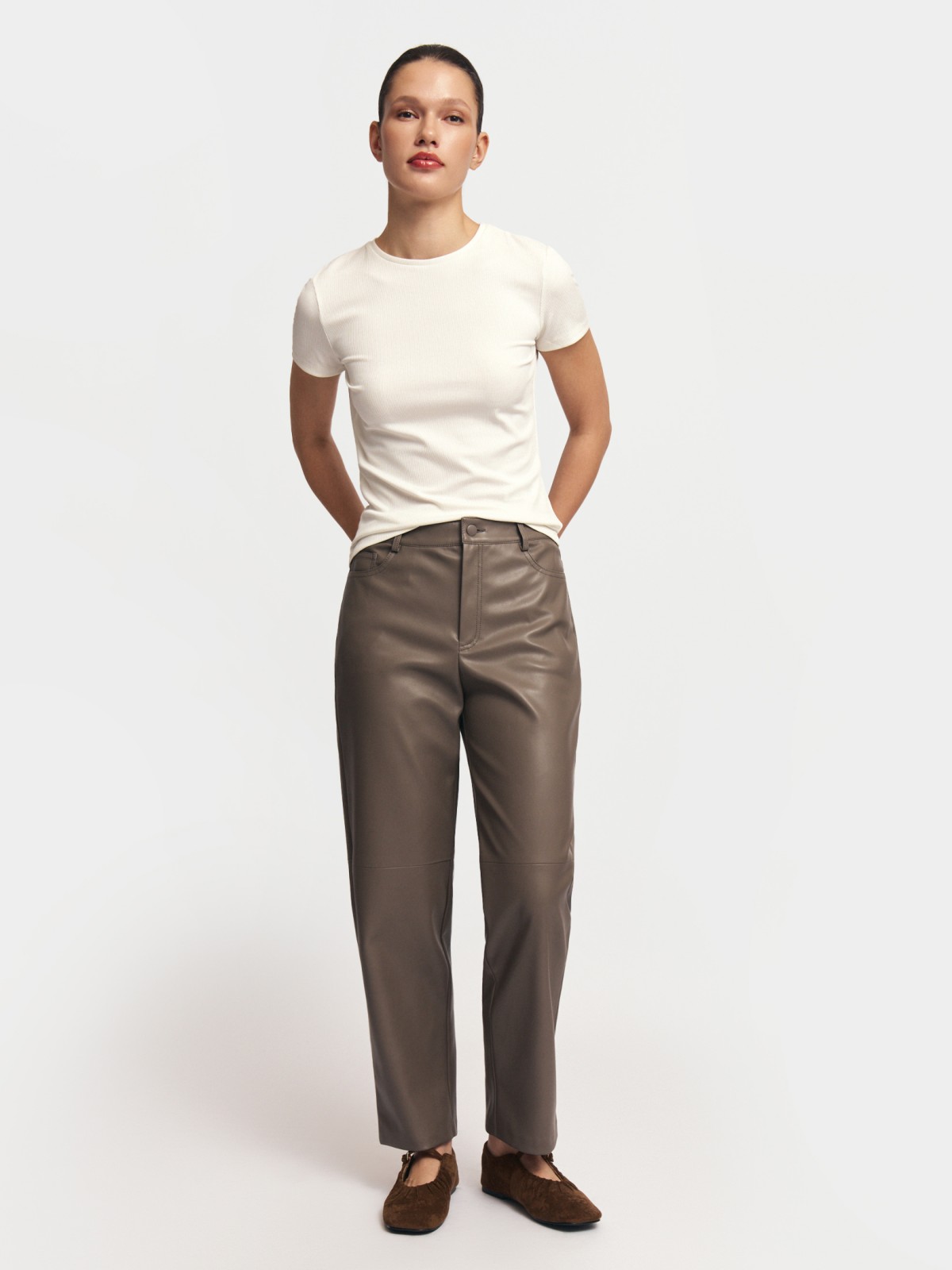 Зауженные брюки из экокожи