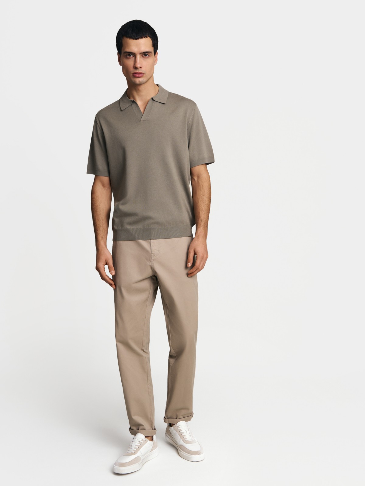 Тонкий трикотажный джемпер с воротником поло