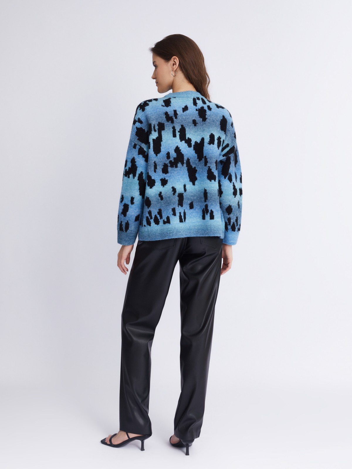 Вязаный джемпер объёмного силуэта с анималистичным узором