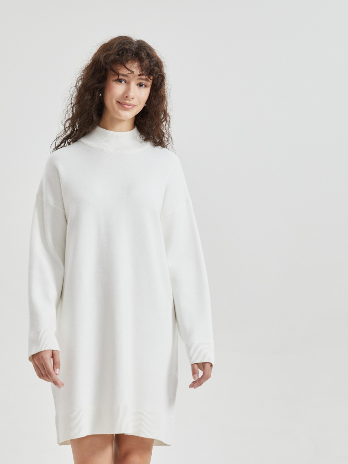 Вязаное платье-свитер с горлом