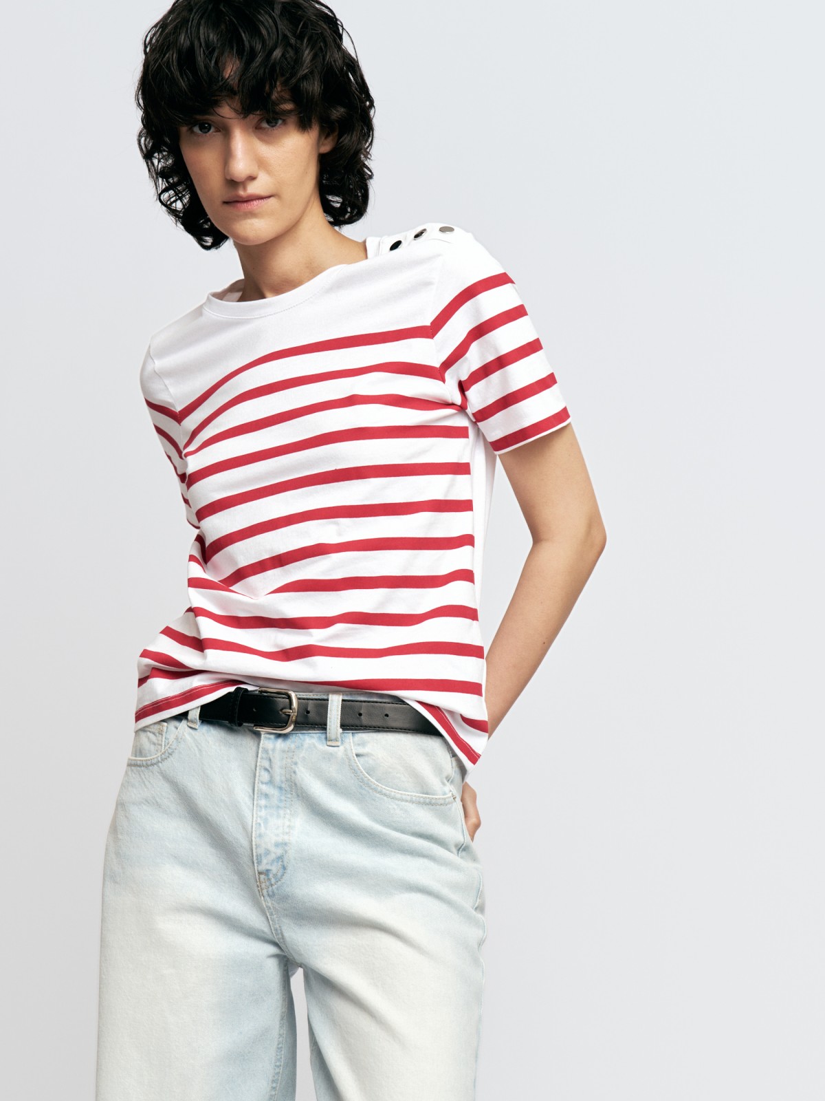 Футболка из хлопка в полоску с металлическим декором