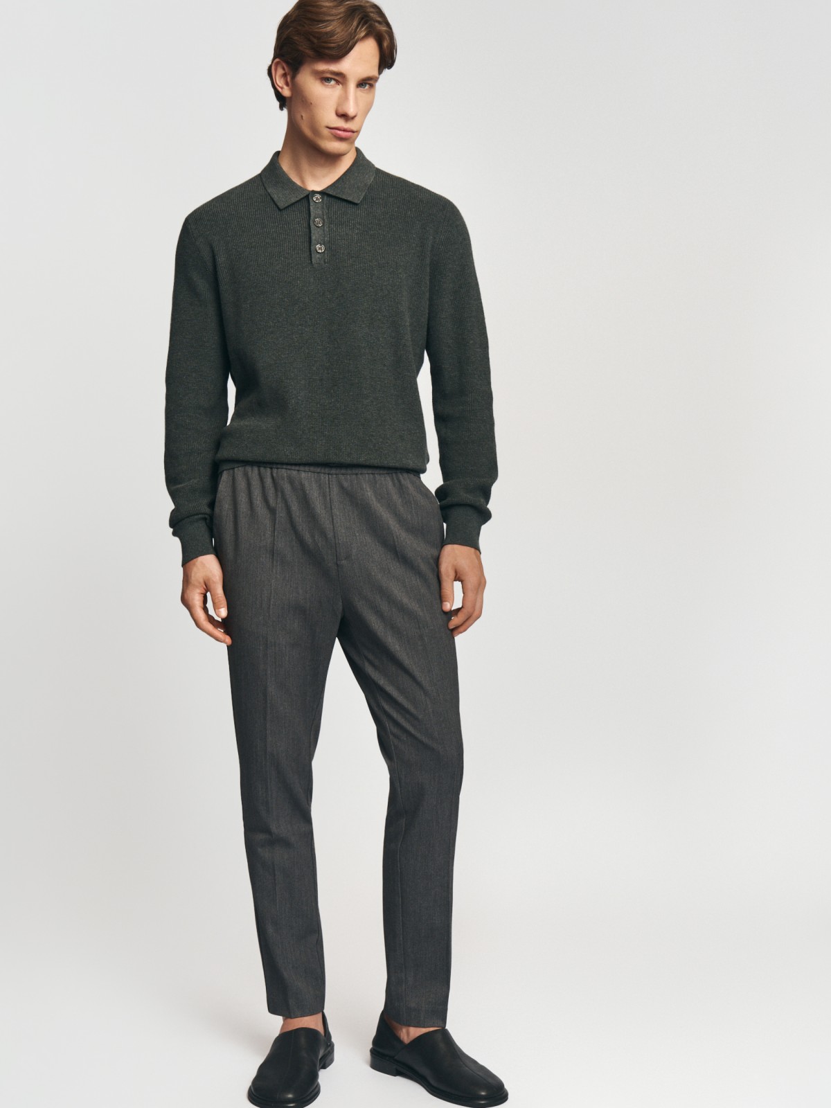 Брюки силуэта Tapered с поясом на резинке и стрелками