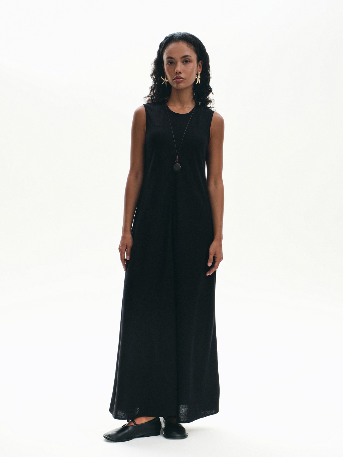 Льняное платье без рукавов