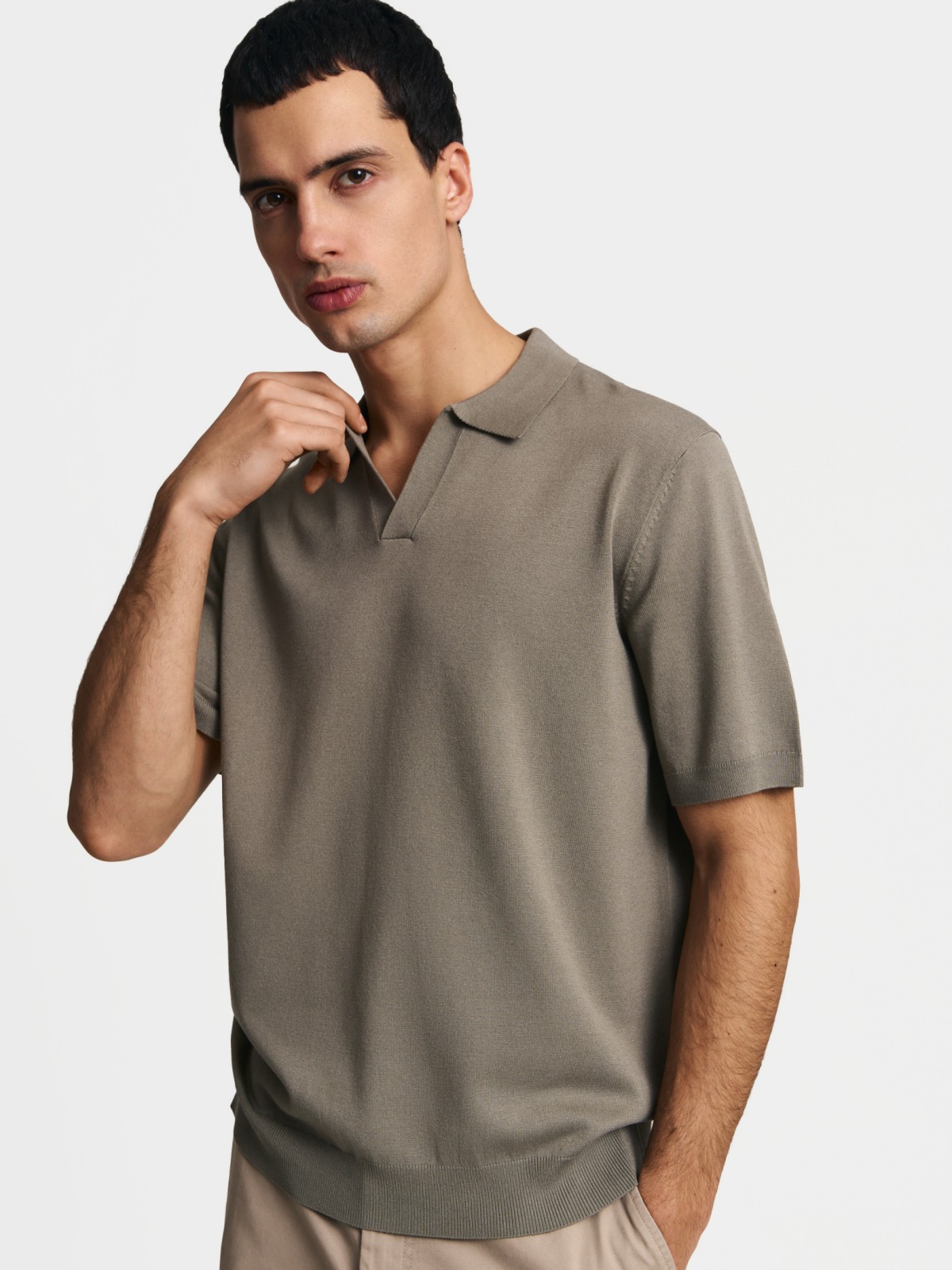 Тонкий трикотажный джемпер с воротником поло