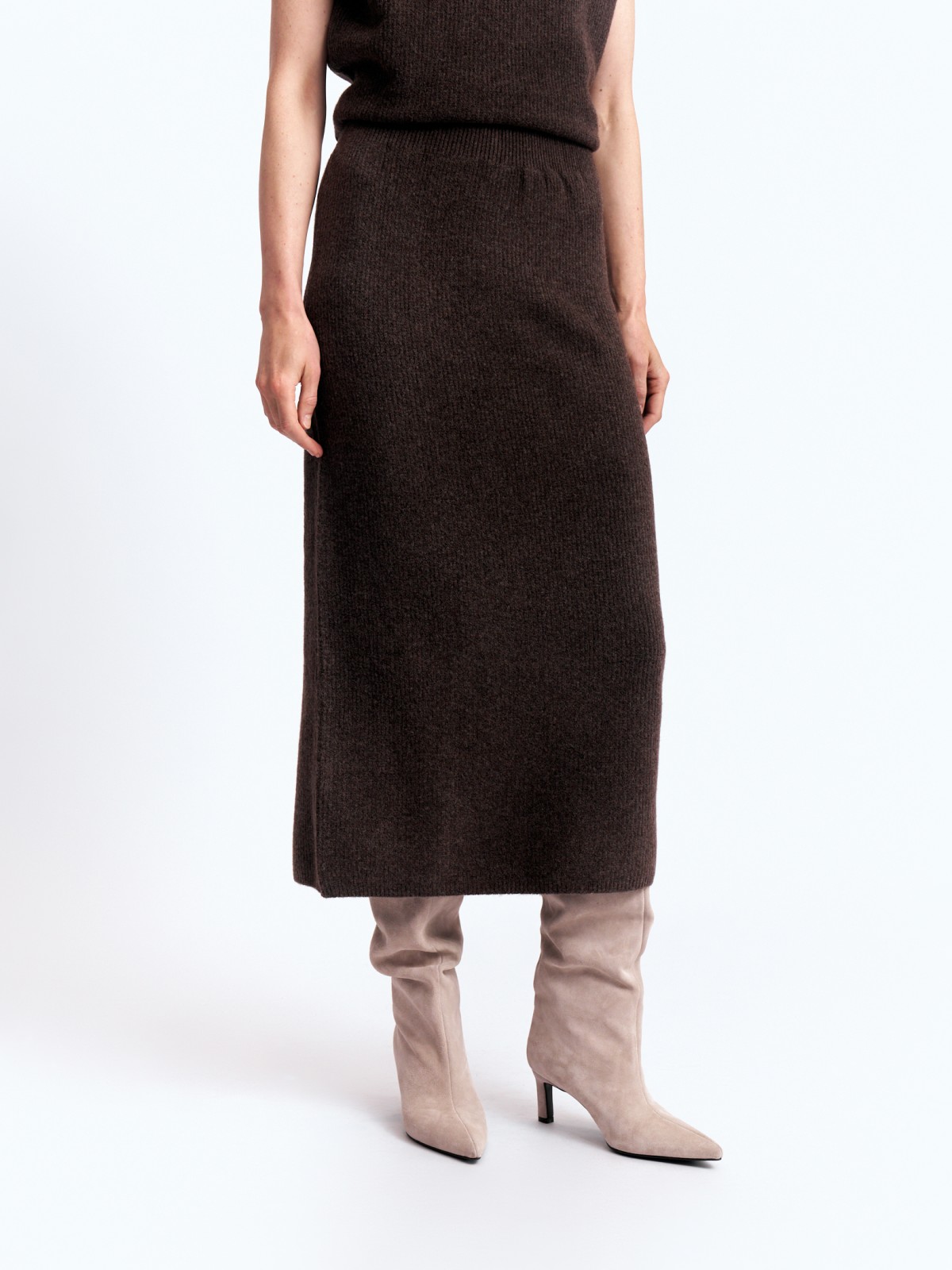 Вязаная юбка-карандаш с разрезом