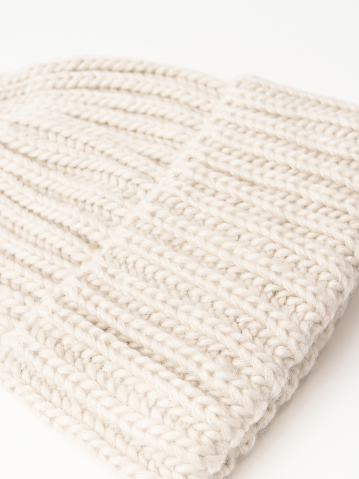 Вязаная шапка-бини с отворотом