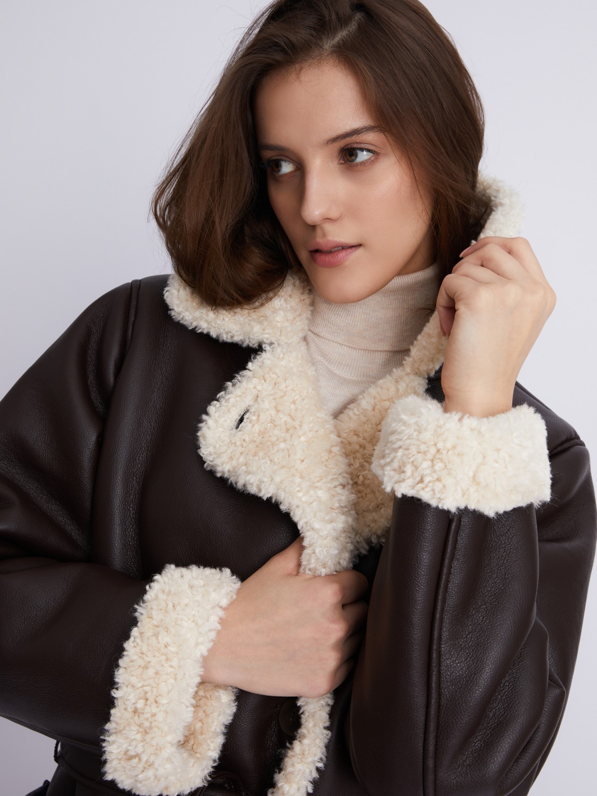 Длинное тёплое пальто-дублёнка из экокожи с искусственным мехом по подкладке и с поясом zolla 023335507074, цвет коричневый, размер S - фото 4
