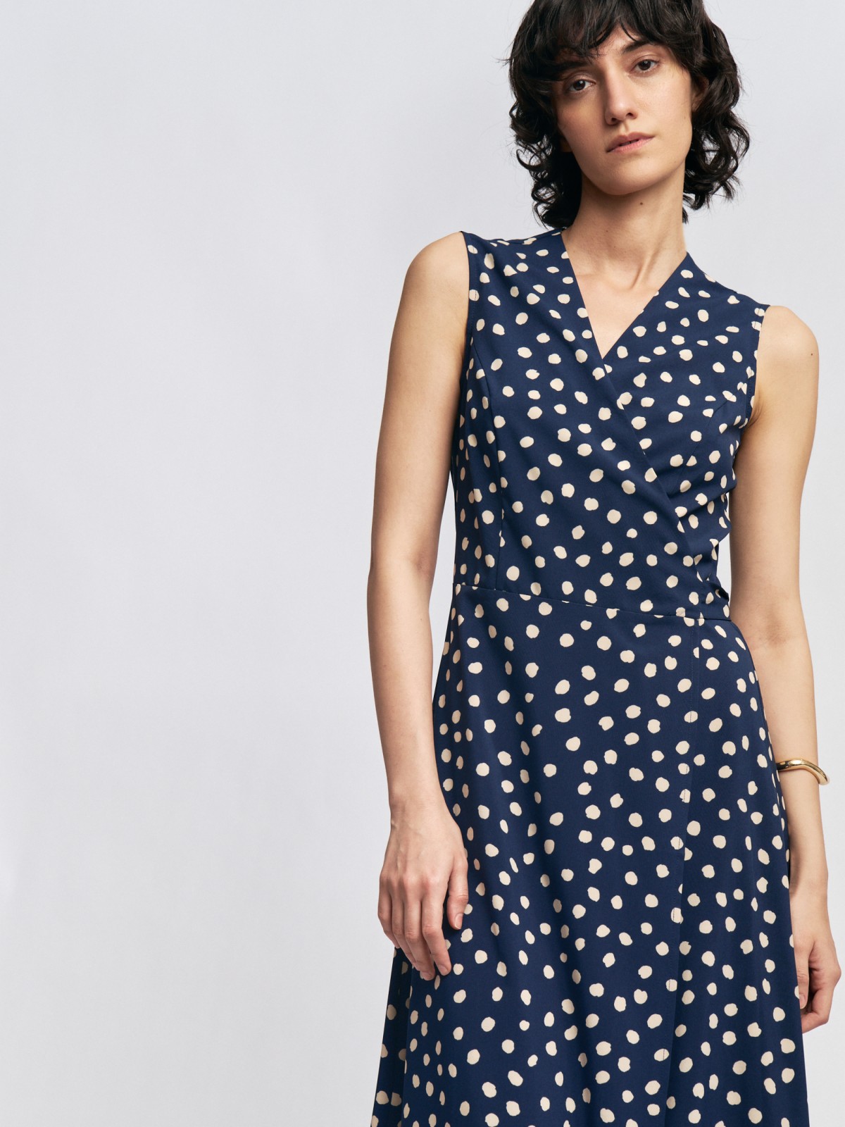 Платье длины макси без рукавов с запахом