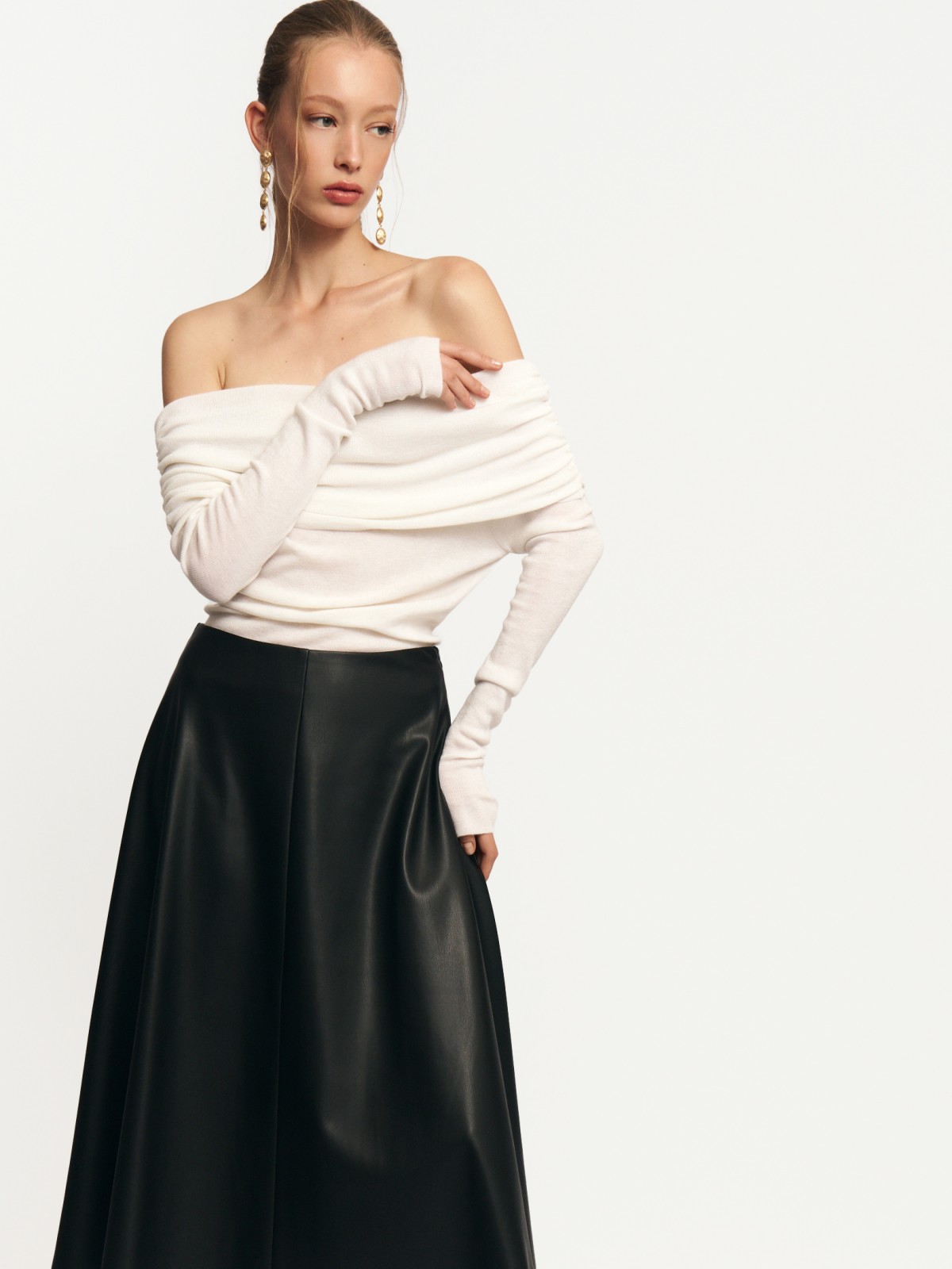 Трикотажный джемпер с открытыми плечами